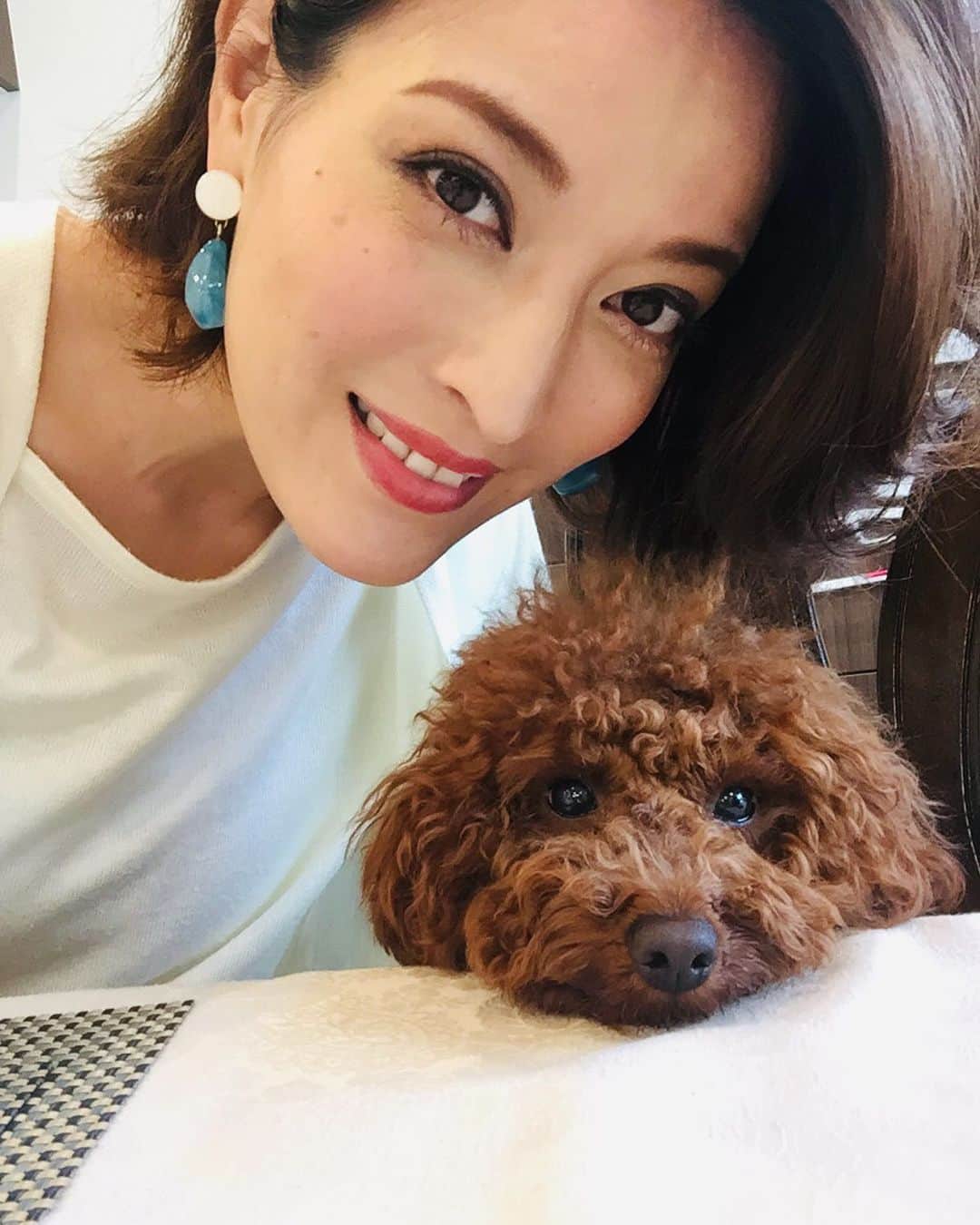 知念芽衣さんのインスタグラム写真 - (知念芽衣Instagram)「先日、3年間続けた仕事が一つの節目を迎え、新しい毎日が始まりました😁✨ 今後は、 サニー氏🐶＆お花🌷に癒されて、 下手ながら🥖パン作りを楽しみ、 たまーに仕事をして、、、 ゆっくり過ごす日々です。  その仕事の1つとして、 現在、巷で話題の骨格診断や、 パーソナルカラー アドバイザーの資格を活かして、 女性の美容に関するお手伝いをしています😊  こういう事に興味を持つようになったのは、やっぱりブライダルに携わり、 たくさんの花嫁👰さんとご一緒させて頂いたからこそです。  大好きな皆さんの仲間に入れていただき、表参道でイベントを開催します🧚‍♀️ ご興味ありましたら、 ご予約フォームまで❤  普通ではなかなかナイ、 スペシャルな価格だと思います😊🌻 ♥・。.。*♥*。.。・*♥*・。.。*♥*・。 スタイルアップビューティイベント 第2弾  6月4日 11時〜、13時〜 表参道 アタリーにて ・骨格診断 ・パーソナルカラー診断 ・美人比率メイク 各5,000円  予約フォーム https://ws.formzu.net/fgen/S34176188/  親子や友人ご一緒のご参加も ワイワイ盛り上がります🌺 お待ちしています！  #骨格診断 #パーソナルカラー診断 #パーソナルカラー診断東京 #アタリー」5月17日 11時32分 - meichinen