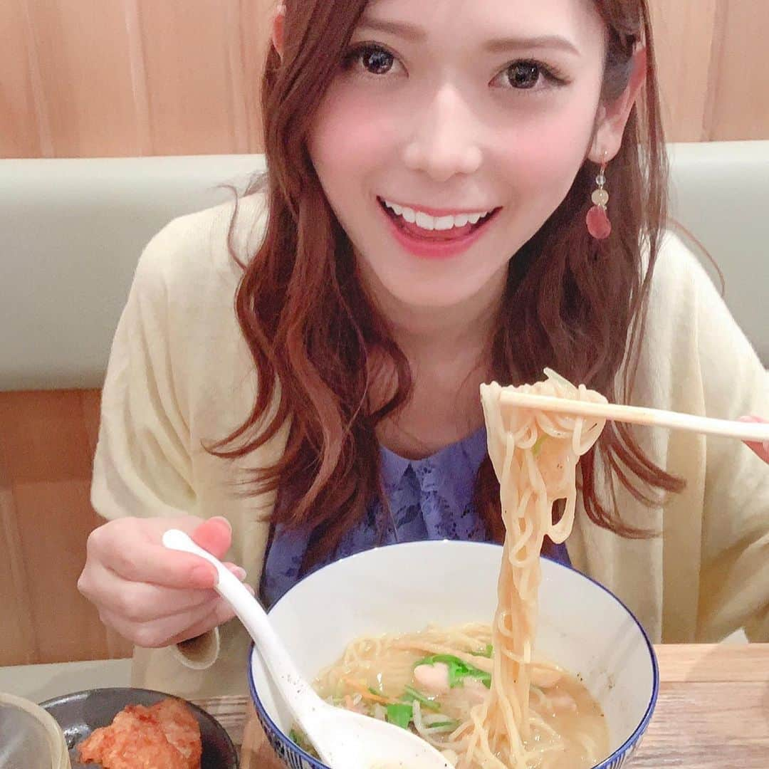 大見さなえさんのインスタグラム写真 - (大見さなえInstagram)「三軒茶屋『麺処 禅』さんの 一周年記念に行ってきた😆🎊 ・ 5月12日限定✨(投稿遅くなった🙇‍♀️) つけ麺 和×禅 コラボメニュー！ 濃厚担々麺🍜 ピリリと良いアクセント♪ 焼きチーズカレーめしも限定🍛 ・ そして通常メニューの禅そば！！ 濃厚鶏白湯が細麺によく絡む☺️ ・ あとはビールのお供！しそ餃子、大ぶりの唐揚げも🤤🥟 (4つ入りだけど餃子くる前に一つ食べた😂) ・ 営業時間11:00～翌6:00だから 朝方まで飲んだあとの〆にでも 食べに行けるありがたいお店😆🍻 ・ #禅 #麺処禅 #ラーメン #麺 #らーめん #麺スタグラム #麺活 #ラーメン女子 #めぐログ_三軒茶屋 #三軒茶屋グルメ」5月17日 11時34分 - tabe_megumi