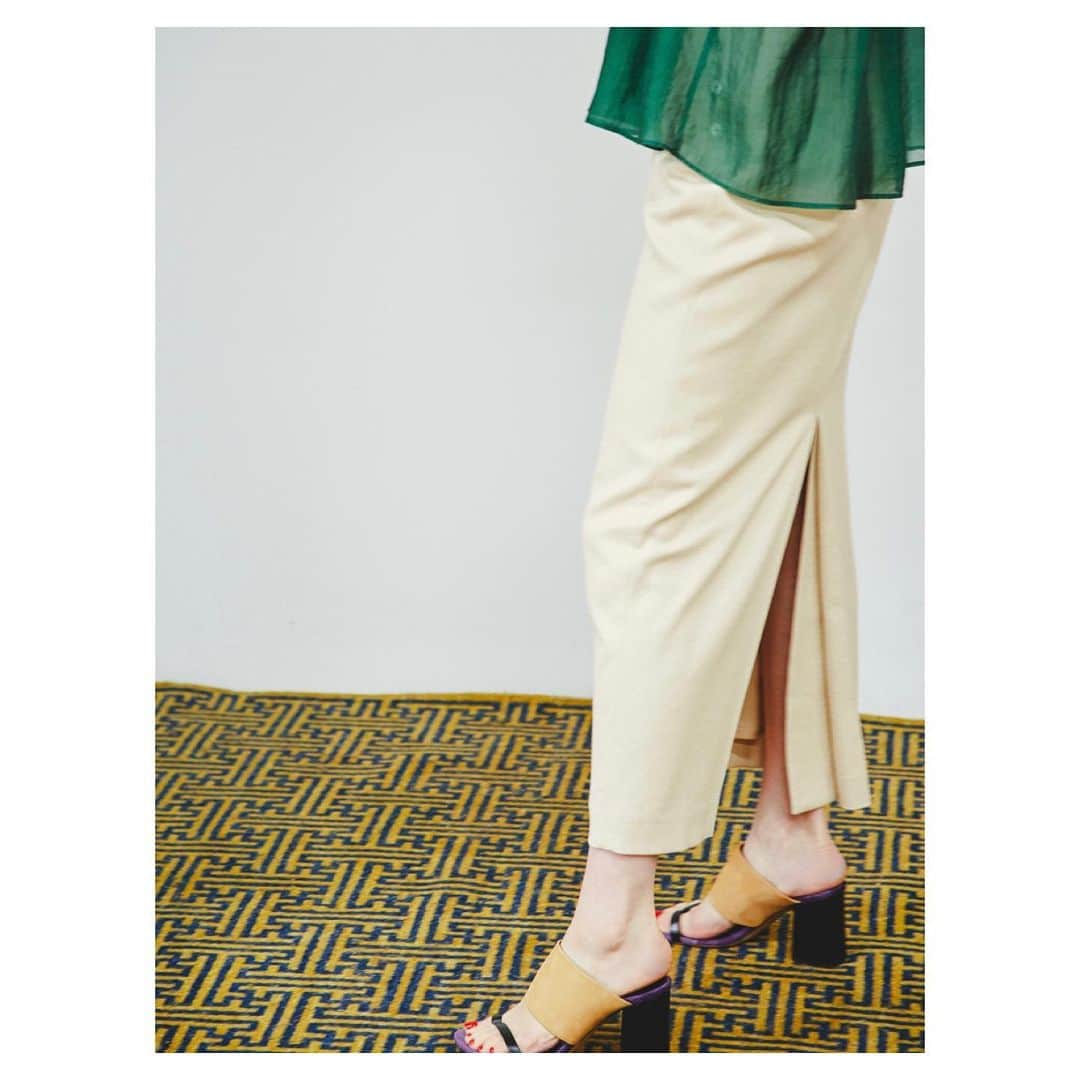二ノ宮和佳子のインスタグラム：「Slit long skirt スカートは、あまり履かないのですが、ロングスカートは好き。女性らしくて、オトナっぽくて、なんだかセクシー。 真夏には、ペタンコサンダルと合わせてカジュアルに履きたいな。  #aewenmatoph #イウエンマトフ #driesvannoten #この絨毯ステキですね」