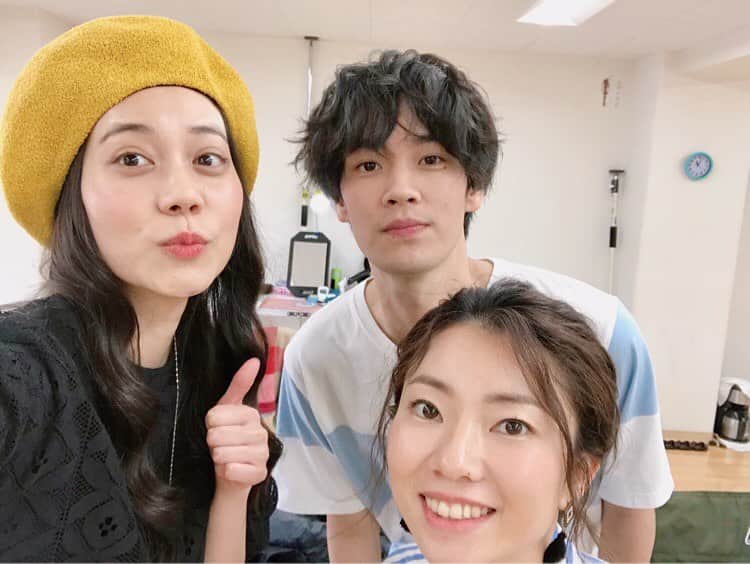 松山愛里のインスタグラム：「『きのう何食べた？』 今夜0:12〜第7話の放送です🍚 美容室で一緒に働くメンバー！ 椿弓里奈ちゃんと遠藤史也くん🌟 それぞれ役の設定で、衣装にこだわりがあるんです〜 さて何でしょう😎 今日の料理は何かな〜🤤🍌 #きのう何食べた#何食べ#テレビ東京#ドラマ24 #椿弓里奈#遠藤史也#最近グッ👍🏻ポーズやりがち」