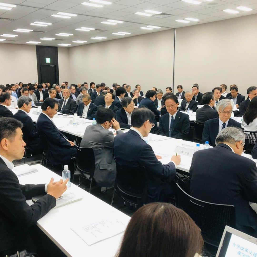 平井卓也さんのインスタグラム写真 - (平井卓也Instagram)「大学支援フォーラム（PEAKS：Leader's Forum on Promoting the Evolution of Academia for Knowledge Society）第1回全体会合に出席、挨拶させて頂きました。このフォーラムは、イノベーション創出につながる好事例を産学関係者で共有することや、大学の現場が必要とする規制緩和等の提案、次世代の研究大学の経営層の育成などを目的として設立。大学はイノベーションの源泉。知識集約型社会の中核となる存在です。大学のもつポテンシャルを解放する取組みを進めていきたい、と思います。社会、産業全体が大学とともに学び、考え、行動に移していきます。 #平井卓也　#大学改革　#PEAKS　#大学支援フォーラム　#CSTI」5月17日 11時39分 - hiratakuchan0125