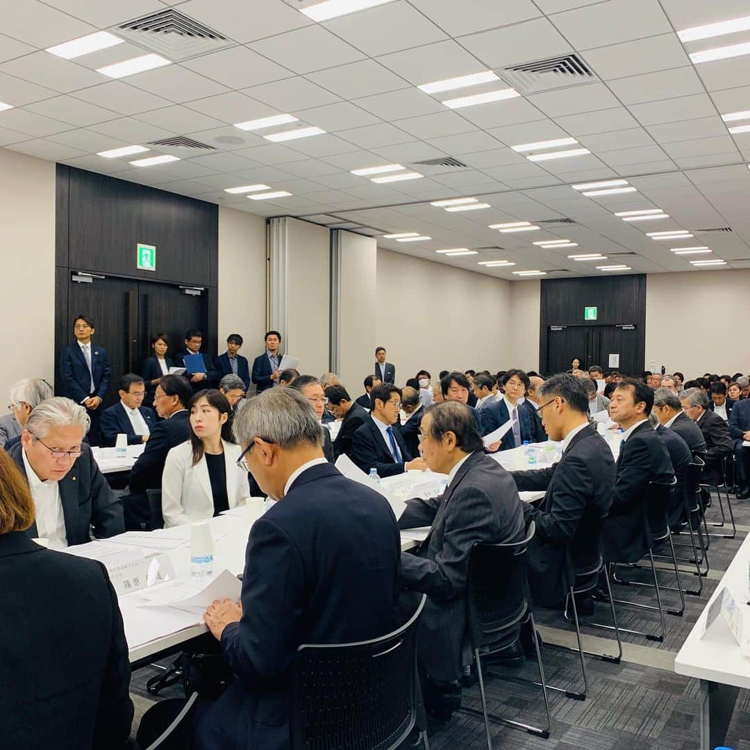 平井卓也さんのインスタグラム写真 - (平井卓也Instagram)「大学支援フォーラム（PEAKS：Leader's Forum on Promoting the Evolution of Academia for Knowledge Society）第1回全体会合に出席、挨拶させて頂きました。このフォーラムは、イノベーション創出につながる好事例を産学関係者で共有することや、大学の現場が必要とする規制緩和等の提案、次世代の研究大学の経営層の育成などを目的として設立。大学はイノベーションの源泉。知識集約型社会の中核となる存在です。大学のもつポテンシャルを解放する取組みを進めていきたい、と思います。社会、産業全体が大学とともに学び、考え、行動に移していきます。 #平井卓也　#大学改革　#PEAKS　#大学支援フォーラム　#CSTI」5月17日 11時39分 - hiratakuchan0125