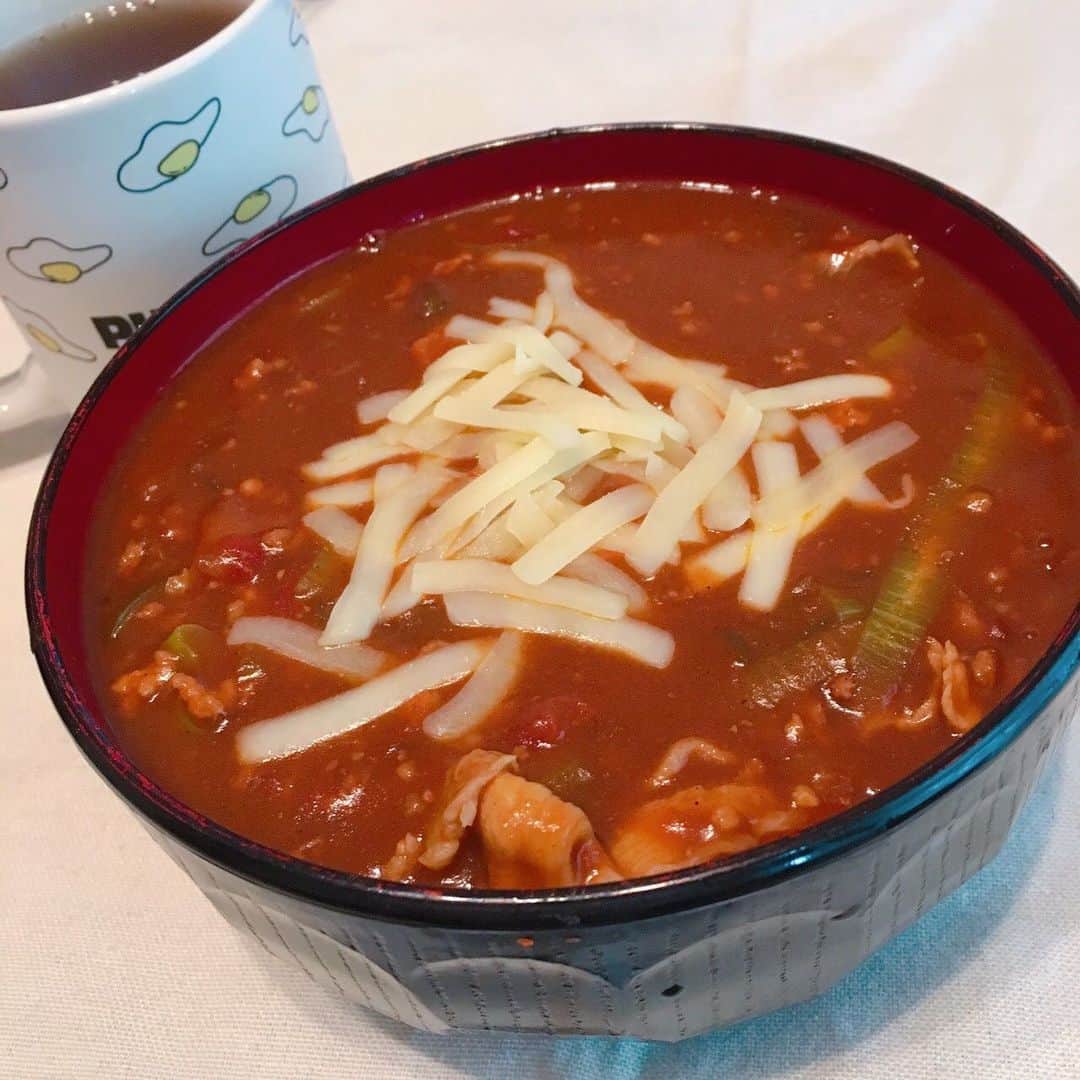 山西章博のインスタグラム：「今日のご飯。昨日のカレーの残りでカレーうどんなのさ！ #カレーうどん #昨日のカレーの残り  #うどんは見えない  #カレーの写真忘れた  #麺つゆと白だし #ネギと天かす投入 #結局ご飯欲しくなる #初心者主夫」