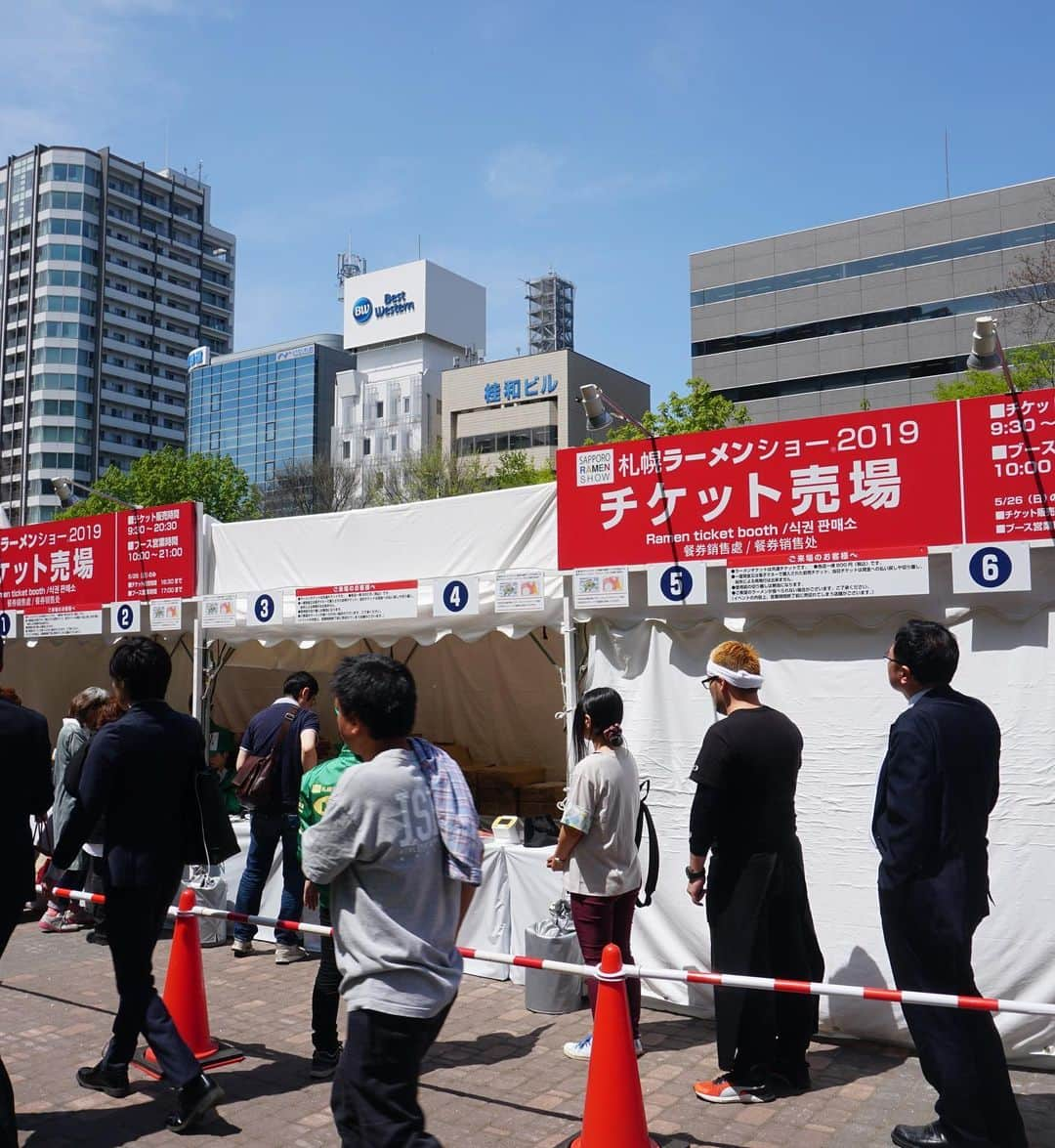 札幌ラーメンショー さんのインスタグラム写真 - (札幌ラーメンショー Instagram)「・ ・ 🎫前売りチケット販売のお知らせ🎫 ・ ・ 前売りチケットは、全国の【セブン‐イレブン】で４月２２日（月）から５月２６日（日）AM１０時まで販売しています♪ ・ ・ チケットをご購入される際は、前売りチケットのご購入をおすすめします☺️🎫 ・ 入場当日にチケットブースに並ばず、スムーズにお目当てのラーメンをゲットできます☺️✨ ・ ・ ※尚、今回はWEB予約はできないため、店頭での購入となります ・ ・ ☆第１幕 ５月１４日（火）～５月１９日（日） ・ ☆第２幕 ５月２１日（火）～５月２６日（日） ・ ・１０：００〜２１：００（オーダーストップ２０：３０） ・ ・ 今年も運営スタッフ一同、皆さまのご来場を心よりお待ちしております✨ ・ ・ #札幌ラーメンショー#SAPPORORAMENSHOW #hokkaido #sapporo #ラーメン #ラーメン部 #ramen #札幌ラーメンショー2018 #札幌ラーメンショー #札幌グルメ #大通公園」5月17日 11時40分 - sapporo_ramenshow