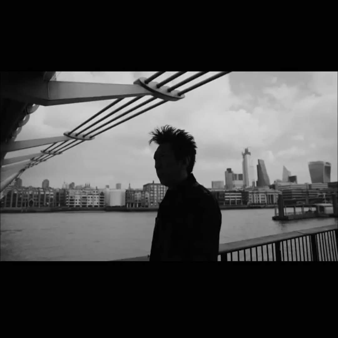 布袋寅泰さんのインスタグラム写真 - (布袋寅泰Instagram)「ニューアルバム『GUITARHYTHM Ⅵ』からの第1弾先行デジタル・トラック「Thanks a Lot」のミュージック・ビデオの公開がスタート!このミュージック・ビデオの撮影は全編ロンドンにて敢行。監督を務めたのは柿本ケンサク氏。歴史的な建造物と近未来的なロケーションが混在する現代のロンドンと、ブレグジットに揺れる情勢の中で暮らす人々の営みをモノクロームで切り取った、重厚感のある作品に仕上がっています。布袋の演奏シーンでは、最新のワイヤレスLED照明システムを駆使した色鮮やかな光が印象的です。是非、ご覧ください！ 「Thanks a Lot」ミュージック・ビデオ　→  https://youtu.be/S1aMP6wUj9s  #布袋寅泰 #thanksalot #fullmovie #mv #柿本ケンサク #hotei #youtube」5月17日 11時41分 - hotei_official