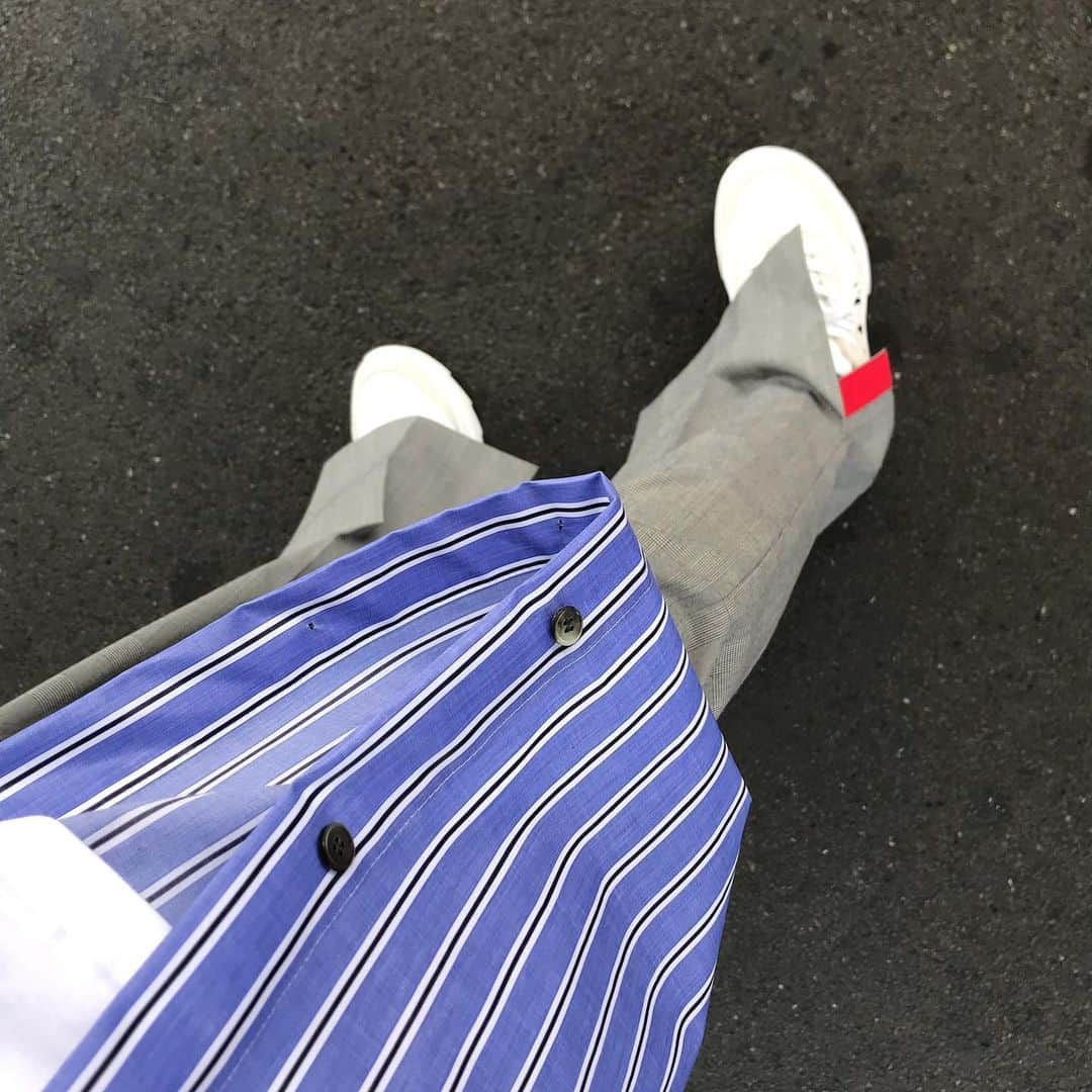 花野じゅりあさんのインスタグラム写真 - (花野じゅりあInstagram)「. pants style . . . 裾の赤ラインが お気に入り . . . #outfit  #stripeshirt」5月17日 11時46分 - julia.hanano