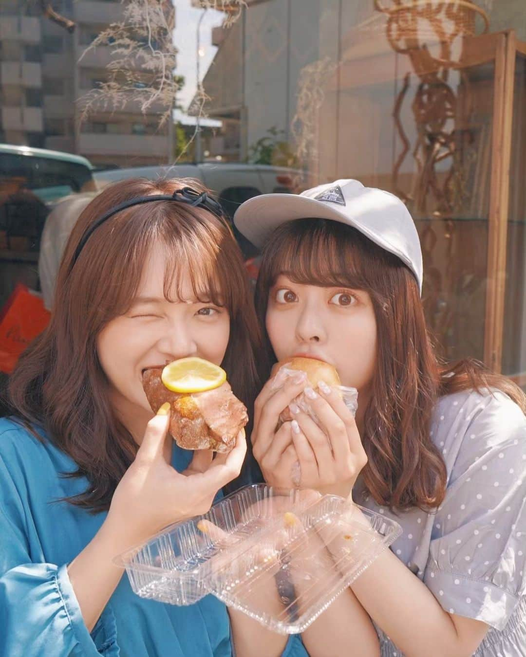 TaVisionさんのインスタグラム写真 - (TaVisionInstagram)「２日目に早速むかったのは、﻿ AMAM DACOTAN(アマム　ダコタン)へ！🍞♡﻿ ﻿ 2018年11月にオープンしたお店！﻿ ﻿ ここは薬院と警固で人気のイタリアン「ヒラコンシェ」と、箱崎の名店「パンストック」がコラボしたパン屋さんなんだって！すごい😳😳﻿ ﻿ ﻿ 店内は天井にドライフラワーがたくさんあってめちゃめちゃお洒落…♡﻿ ﻿ アーティスティックな雰囲気で店内にいるだけで楽しかった🥰﻿ ﻿ ﻿ 今回私達が買ったパンは、﻿ ﻿ ・ピスタチオ練乳バターサンド(200円)﻿ ・栗豚のペッパーレモンステーキサンド(430円)﻿ ﻿ 1つ目のバターサンドは1番人気なんだって！﻿ ﻿ 甘すぎないピスタチオとほんのり甘い練乳が相性抜群…！﻿ サイズ感も丁度良くて何個でもいけそう🥺♡﻿ ﻿ ﻿ 2つ目のステーキサンドは、﻿ 惣菜系の中では人気の商品みたいだよ！﻿ ﻿ ジューシーなお肉がボリューム満点🍖﻿ ﻿ キャベツもたっぷり入ってるから油っぽ過ぎず﻿ レモンでさっぱりと食べれて美味しかった🍋♡﻿ ﻿ ﻿ 買ってそのまま店外の目の前のベンチで﻿ お日様の光を浴びながら食べるの気持ちよ過ぎた🤤﻿ ﻿ ﻿ みんなも福岡きたらぜひ立ち寄ってみてねー！﻿ ﻿ ﻿ ﻿ ✈︎ #福岡TaVision﻿﻿﻿ ﻿ ﻿ ⭐︎AMAM DACOTAN(アマム　ダコタン)﻿ ーーーーーー﻿ 住所▷福岡市中央区六本松3-7-6 ラフィーネ ﻿  六本松1F（城南線通り沿い）﻿ ﻿ 電話番号▷092-738-4666﻿ ﻿ 営業時間▷10:00-18:00﻿ ﻿ 定休日▷水曜日﻿ ーーーーーー﻿ ﻿ #TaVision #女子旅 #旅行好きな人と繋がりたい #福岡 #福岡旅行 #福岡グルメ #福岡女子旅  #ももち #牛江桃子 #たくぼかりん  #田久保夏鈴﻿ #AMAMDACOTAN #アマムダコタン #パン屋 #福岡カフェ」5月17日 11時49分 - tavision.tv