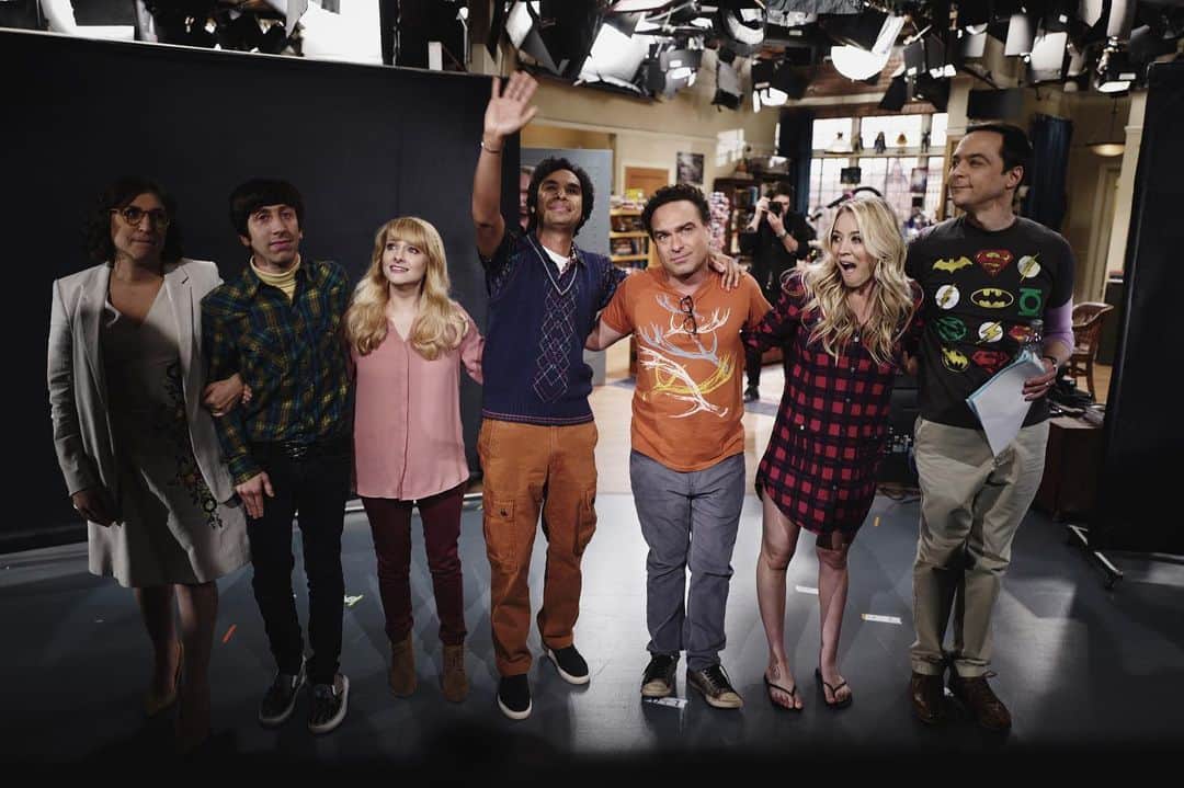 メリッサ・ラウシュのインスタグラム：「The definition of “Thank You” is “the instance or means of expressing gratitude” and boy, do I want to express how deeply grateful I am. I’ll never forget the first time I was introduced with this amazing cast to the audience. It felt completely surreal...and I’ve got to say, it never stopped feeling that way. Even up until this photo was taken at our final cast intro. When I looked out at that audience every tape night ~ at our brilliant producers & writers, terrific directors, incredible crew...at my phenomenal co-stars by my side ~ I always felt an undeniable energy coursing through my body...the physical manifestation of pure happiness and gratitude. Thank you from the bottom of my heart to every single person who has made being a part of @bigbangtheory_cbs one of the greatest experiences of my life. Thank you to every single one of you who tuned in each week. I am forever changed by The Big Bang Theory and forever thankful. ♥️」