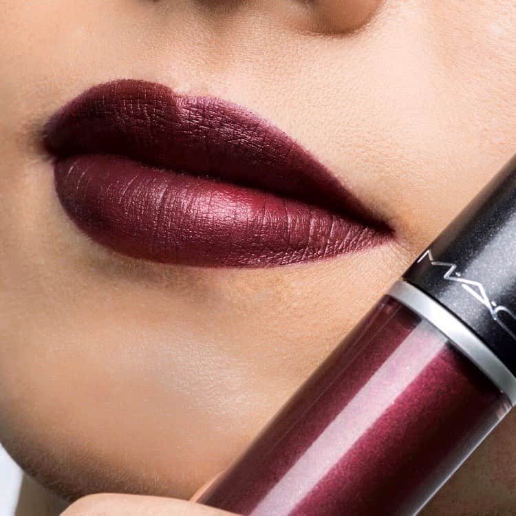 M∙A∙C Cosmetics Japanのインスタグラム：「⠀ M·A·Cアーティストが本気で気に入っているアイテムって⁉️ アーティスト溺愛アイテムをご紹介🤗 Tギャラリア沖縄KANAKO PARKは マットな質感の中にメタリックな輝きも兼ね備えた [レトロ マット リキッド リップカラー]をチョイス◎ 発色が良く、落ちにくいのも おすすめポイント☝️ #MAC溺愛アイテム #MACアイシャドウ ⠀ ⠀ MAKEUP AND MODEL: M·A·C ARTIST KANAKO PARK PHOTO: @takaki_iwata ⠀ ⠀ ⠀ ⠀ ⠀ ⠀ #MACCosmeticsJapan #MACコスメ #MACCosmetics #MyArtistCommunityJP #MACArtistChallenge #MAC #コスメ #メイク #リップ #リップメイク #レトロマットリキッドリップカラー #RetroMatLiquidLipColour #RetroMat #レトロマット #リキッドマット #リキッド #リキッドリップ #溺愛 #マスト」