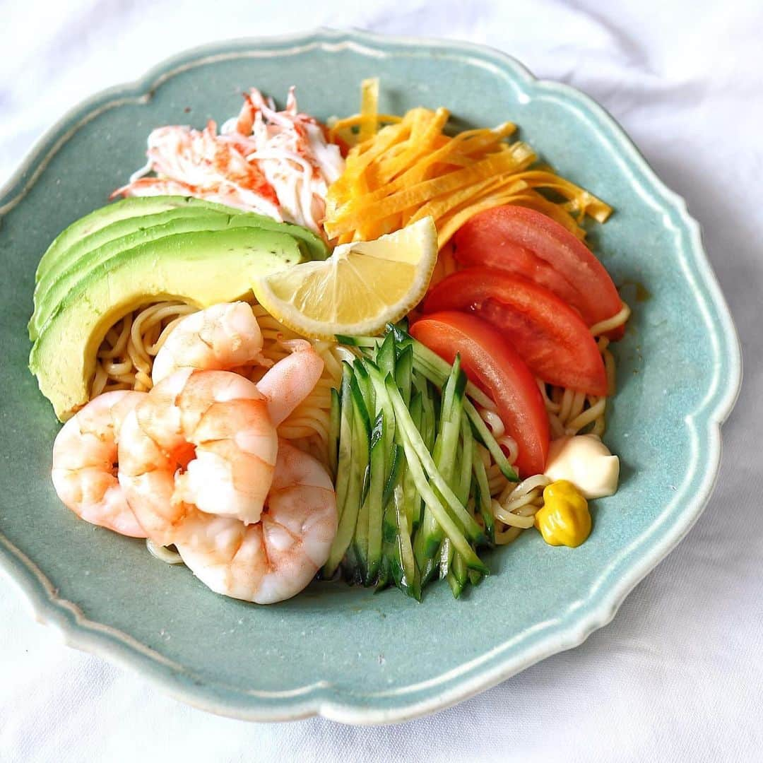 イオンさんのインスタグラム写真 - (イオンInstagram)「夏といえば冷やし麺🏝 すっかり夏日が増えたこの頃、冷やし中華が食べたくなりますね♪レモンを絞るとさっぱりした風味になるので、暑い季節におすすめです◎さっぱりごはんで初夏を楽しみましょう。 ・ ・ ・ #冷やし麺 #冷やし中華 #デリスタグラマー #食べスタグラム #おうちごはん #おうちごはんLover #暮らし #クッキングラム #AEON #イオン #具材 #夏日 #夏ごはん #レモン #麺 #麺スタグラム #冷やし中華はじめました #さっぱり #さっぱりごはん #夏の食卓 #夏の味覚 #ランチ #昼ごはん #家族ごはん #食卓 #手作り」5月17日 12時00分 - aeon_japan