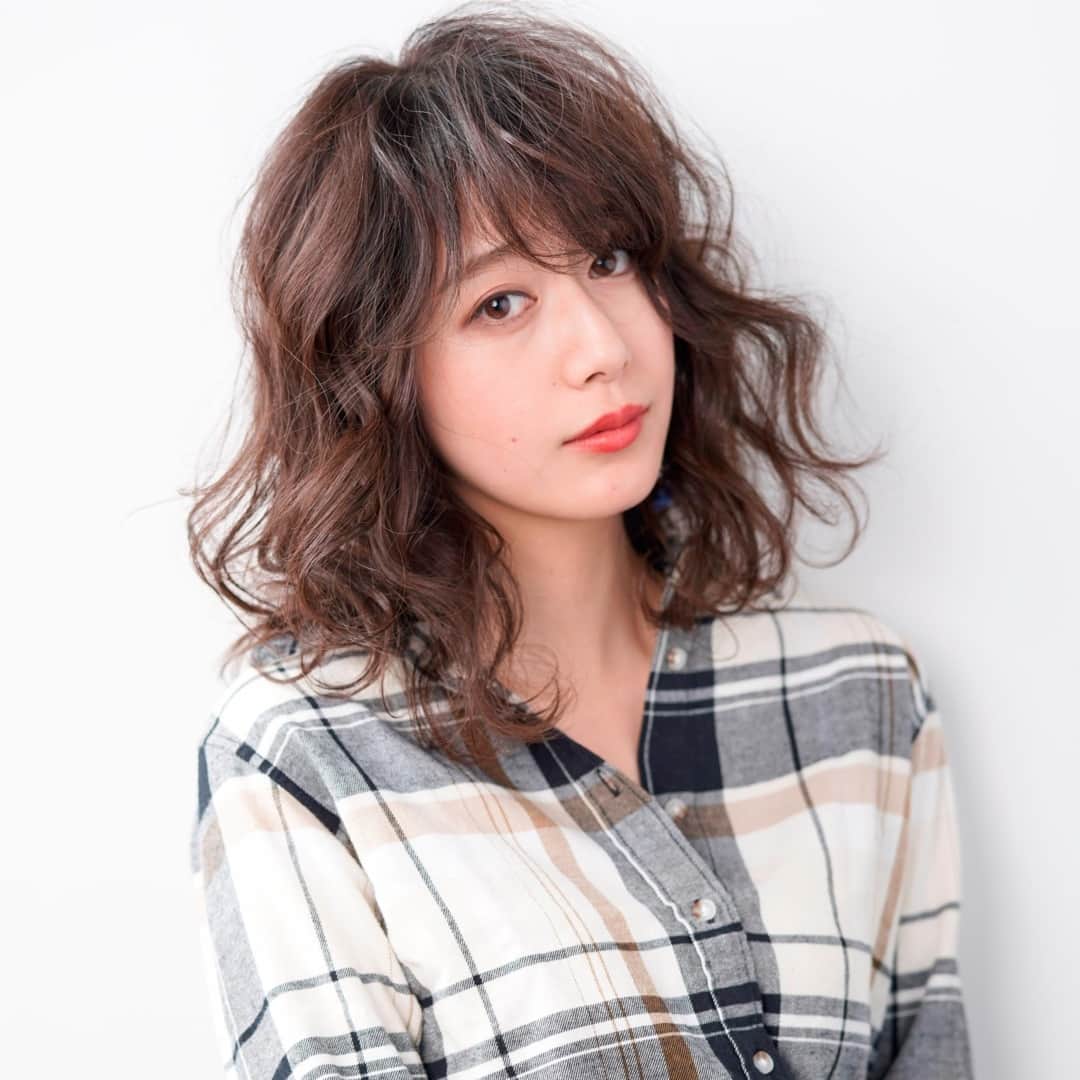 ジャックモアザン【公式】のインスタグラム：「. 表参道ヒルズ横手の路地を入ってすぐにある『ジャックモアザン表参道』♡．あなたにぴったりのヘアースタイルをご提案します！．表参道から徒歩7分♪詳しくはプロフィールにあるURLからご覧ください！ . . #ソシエヘアー#sociehair#表参道#表参道美容院#美容院#ヘアーカット#明治神宮前#原宿#ヘアサロン#表参道ヘアサロン#ヘッドスパ#パーマ#カラー#カット#スパトリートメント#リタッチ#デザインカラー#トリートメント#ヘアスタイル#ヘアカタログ#美容好きな人と繋がりたい#ロングヘア#外はねボブ#透明感#透け感#イメチェン#髪色#ベージュカラー#矯正縮毛#ウェットヘア」