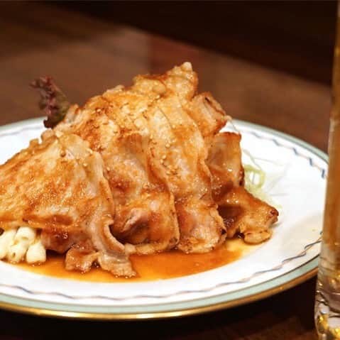 東京カレンダーさんのインスタグラム写真 - (東京カレンダーInstagram)「薄切りとはいえ食べごたえを感じるちょうどいい厚みの豚ロース肉に絡みつくのは、生姜、たまねぎ、にんじん、にんにくなどをすりおろしたマイルドな味わいのジンジャーソース。白米はもちろん、ビールとの相性も抜群の一品だ！ #東京カレンダー #東カレ #tokyocalendar #肉 #祖師ヶ谷大蔵 #キッチンマカベ #豚ロース #生姜焼き」5月17日 12時00分 - tokyocalendar