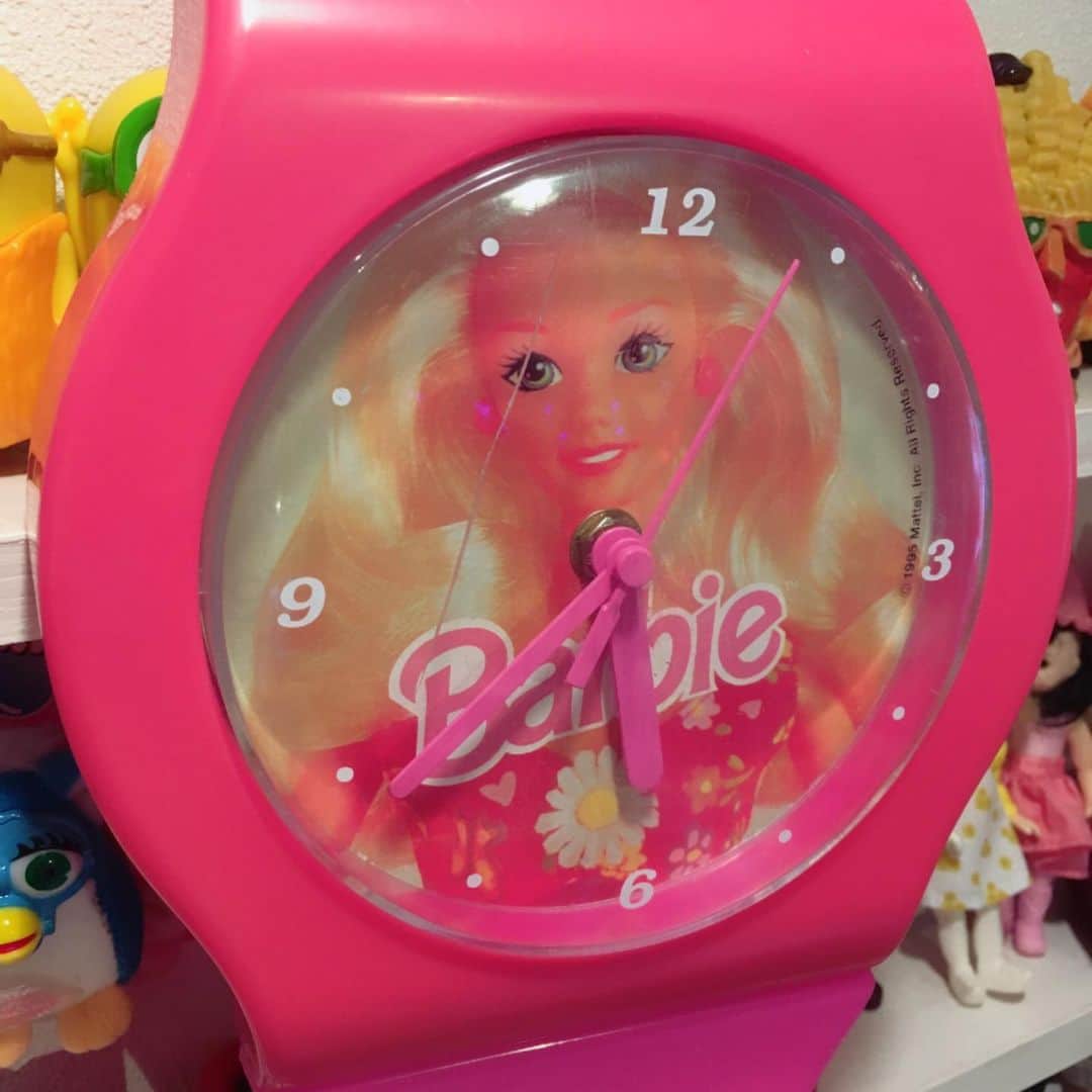 おもちゃやSPIRALさんのインスタグラム写真 - (おもちゃやSPIRALInstagram)「90's Barbie Wall Clock 入荷しました！  15000円です！  文字盤の透明の部分に少しヒビがありますので、あまり気になりませんが詳しい状態はお問い合わせください🤗✨」5月17日 12時03分 - spiral_toy