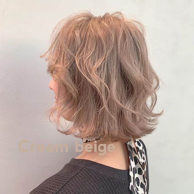 ALBUMさんのインスタグラム写真 - (ALBUMInstagram)「✔style by @kaneuchi_toma 【 #ALBUM動画_スタイリング_ボブ】 cut + color ¥3,500~ double color ¥8,000~ treatment ¥2,000~ etc... ※店舗により料金が異なります。 . . 良く質問を頂く外ハネのコツです✩ 解説付き！簡単ヘアアレンジ . . 外ハネに挑戦してみたい方やボリュームを出したスタイリングにしたい方へのおすすめ動画です 外ハネはコツさえ掴んで慣れたら3分で出来るので忙しい朝でも楽チンです✨ . コテ…26㎜のヘアビューロン、180度 スタイリング剤…N.のポリッシュオイル . . こちらのスタイルは 銀座店の金内 柊真（ @kaneuchi_toma） が担当いたしました！ . 何かご不明点がございましたら お気軽にコメントください。 . 担当スタイリストからも コメントいたします！ . ALBUM（ @album_hair ） . . TV、CM、映画、広告、タレント、 ミュージシャン、雑誌、ブライダルなどの ヘアメイクも承っております。 . 【お問い合わせ先】 ALBUM OFFICE TEL / ‪03-6712-5547‬ FAX / ‪03-6712-5548‬ MAIL / info@album-hair.com . . . #ボブ #ショート #美容室 #ヘア #ヘアセット #スタイリング #巻き髪 #コテ巻き #カラー #ハイライト #グレージュ #外国人風カラー #ハイライトカラー #外国人風 #美容師 #髮型 #髮型師 #髮型設計#染髮 #发型 #日系髮型#ทรงผม #헤어 #염색 #haircolor」5月17日 12時03分 - album_hair