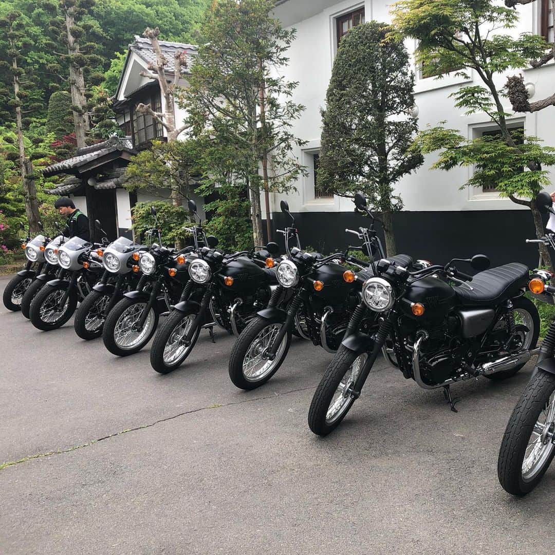 宇田恵菜さんのインスタグラム写真 - (宇田恵菜Instagram)「Bejoonsen.x 長野県の、信州の鎌倉と言われる別所温泉。 駅はすごくレトロで可愛かった😊  #motorbike #motorcycle #ridding #womanrider #rider #バイク #女性ライダー #バイカー #ソロツーリング #恵菜バイク #バイク女子 #バイク好き  #actresslife #女優 #地方ロケ #役者 #女性ライダー #バイク女子 #宇田恵菜 #W800 #kawasaki #kawasaki女子 #別所温泉」5月17日 12時05分 - ena2727