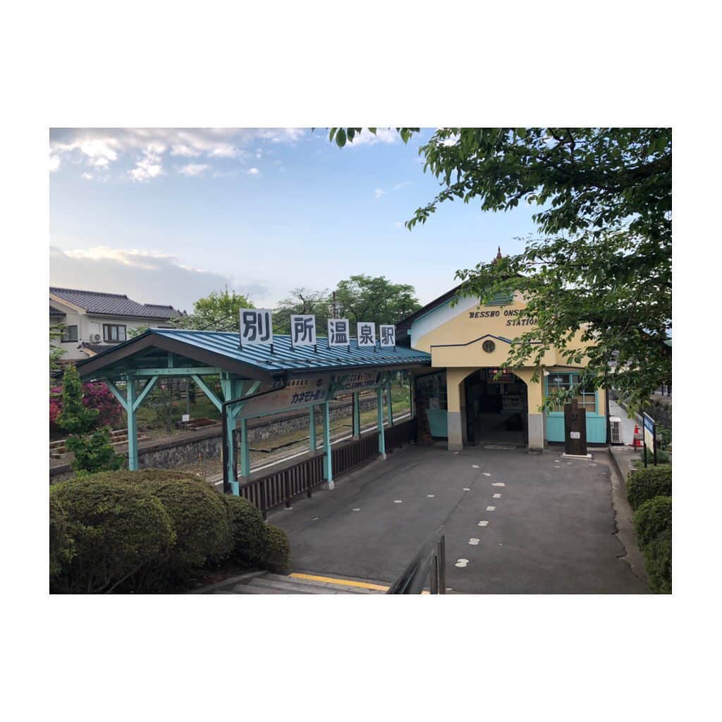 宇田恵菜さんのインスタグラム写真 - (宇田恵菜Instagram)「Bejoonsen.x 長野県の、信州の鎌倉と言われる別所温泉。 駅はすごくレトロで可愛かった😊  #motorbike #motorcycle #ridding #womanrider #rider #バイク #女性ライダー #バイカー #ソロツーリング #恵菜バイク #バイク女子 #バイク好き  #actresslife #女優 #地方ロケ #役者 #女性ライダー #バイク女子 #宇田恵菜 #W800 #kawasaki #kawasaki女子 #別所温泉」5月17日 12時05分 - ena2727