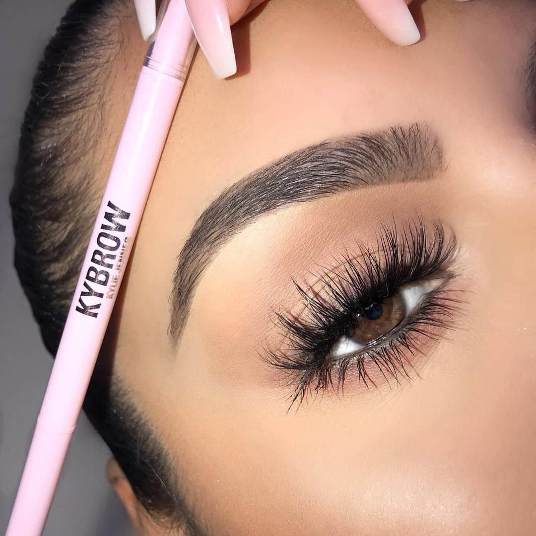 Kylie Cosmeticsさんのインスタグラム写真 - (Kylie CosmeticsInstagram)「these Kybrows 😍 set your alarms! our entire Kybrow Collection restocks TOMORROW 5/17 at 9am pst along with Setting Spray and Glitter Eyes in Fine Wine, Eat Cake, and Roses are Red 🌸 pic by @makeupbybrooktiffany」5月17日 12時05分 - kyliecosmetics