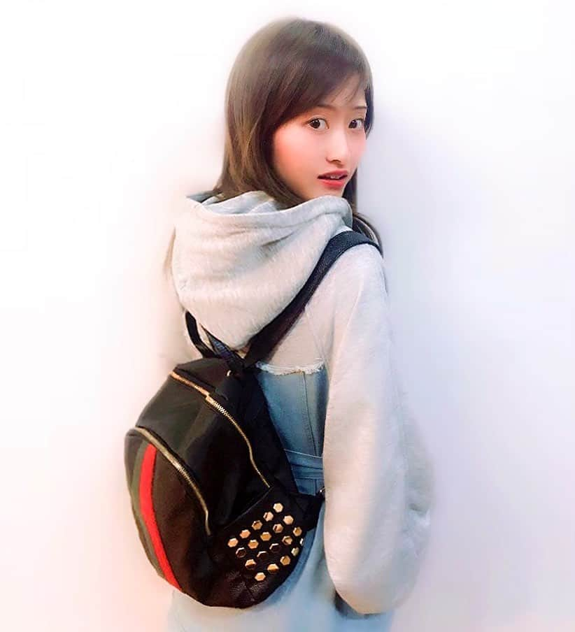 月中秋実さんのインスタグラム写真 - (月中秋実Instagram)「🎒 ・ NEWミニリュック✨ @trend_gossip さんで購入💗 ・ ・ 前乗りで大分に行ってきます🛩 羽田も成田も前の職場だから 空港に来るといつも懐かしく感じる。 ・ ・ 検査場で検査員さんに代わって みんなのボディーチェックしたくなる🤣 ・ ・ #ミニ#リュック#バック#カバン#鞄#黒#ブラック#black#ファッション#おしゃれ#振り向き#振り返り#パーカー#パーカー女子#キョトン#笑」5月17日 12時06分 - tukinakaakimi