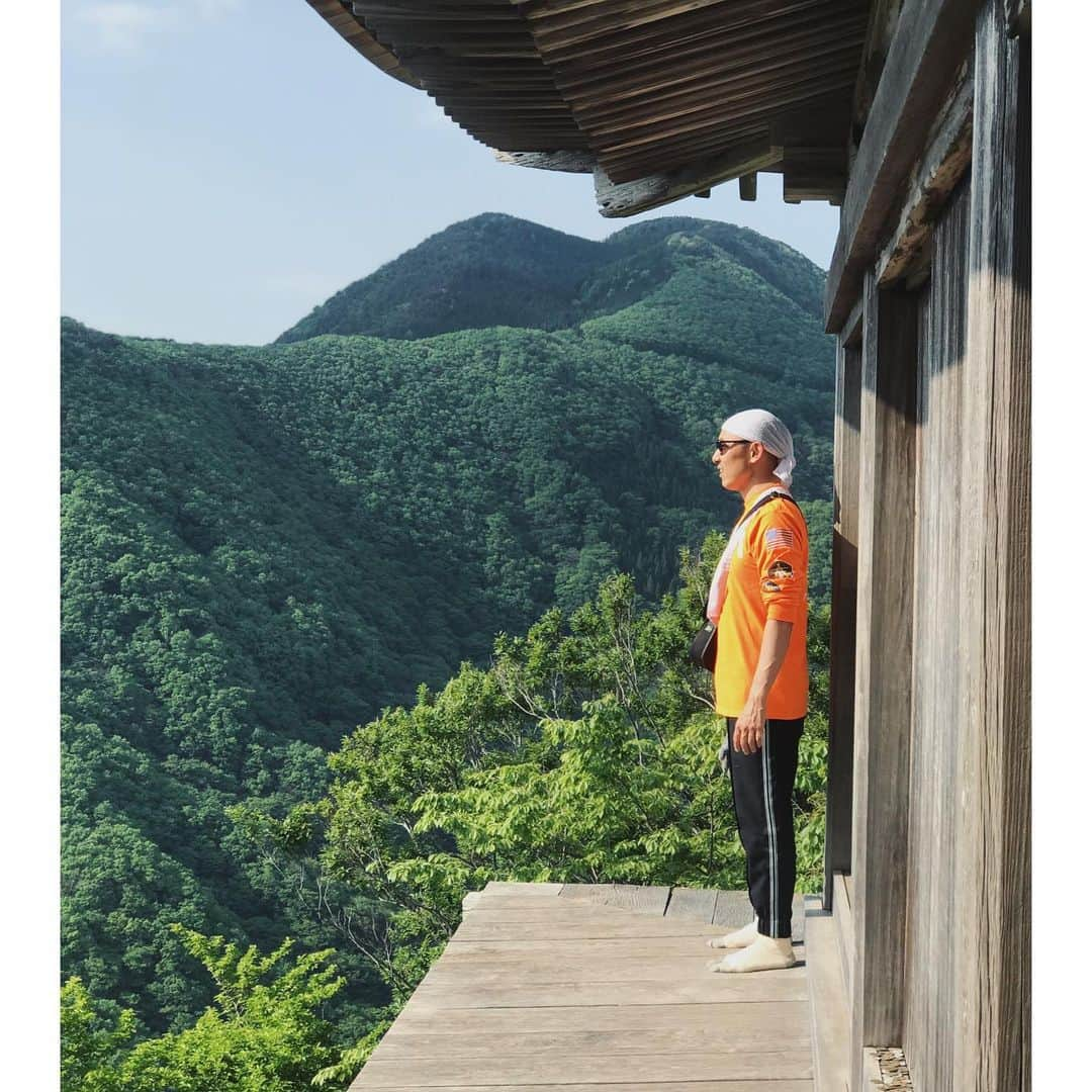 高山都さんのインスタグラム写真 - (高山都Instagram)「新緑のグラデーションと青空、かわいた5月の風が気持ちよすぎて、投入堂の手前にある文殊堂でひと休み。 この絶景は、のぼった人にしか見えない特権。 とにかく、心も身体も浄化されたなー。 往復2時間ちょいで、こんなに爽快な味わいがあるなんて。 とにかくとにかく、想像以上にかなりハードなので、動きやすい格好で行くことがオススメです。 普段からランニングしてて体力あるはずのワタシでも、しんどかったけど(しっかり本日筋肉痛)来て本当に良かったなーとしみじみ感じる場所です。 #投入堂 #鳥取 #都の旅の記録」5月17日 12時08分 - miyare38