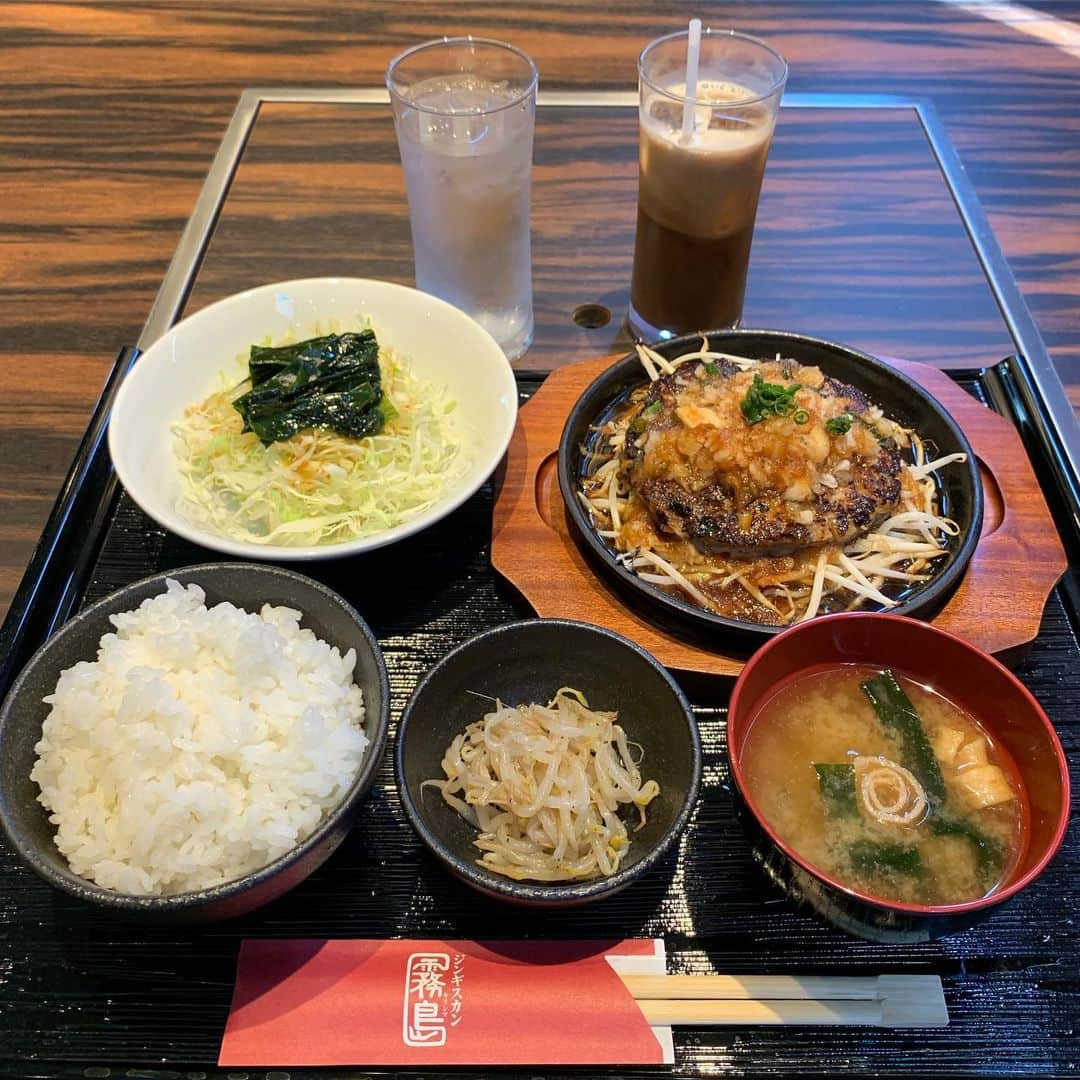 くろさんのインスタグラム写真 - (くろInstagram)「ラムハンバーグ定食B🍚800円 ソフトドリンクがセルフで飲み放題になったそうです☕️←以前はホットコーヒーのみお替り自由でした #ラムハンバーグ定食 #特製ジンタレに鬼おろしがアクセント #熱々鉄板 #しずる感 #ハンバーグ定食 #定食にはご飯お味噌汁わかめサラダ小鉢 #ソフトドリンク飲み放題 #アイスコーヒー #ジンギスカン霧島 #ジンギスカン霧島新橋店 #新橋ランチ」5月17日 12時18分 - m6bmw