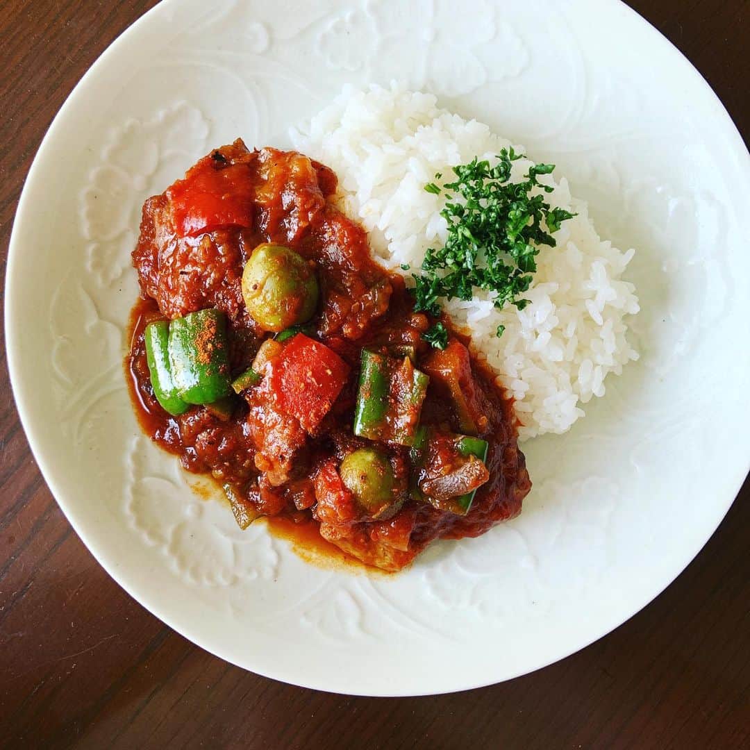 志摩有子さんのインスタグラム写真 - (志摩有子Instagram)「昨日作っておいたチキンのトマト煮で昼ごはん。赤&黄パプリカ、ピーマン、茄子、玉ねぎ、オリーブ、トマトの水煮。ようはラタトゥイユで香ばしく焼き目をつけた鳥モモ肉を煮込んだもの。ごはんにもパンにもパスタにも合う。仕上げにapocの #クレオールスパイスミックス  をひとふり。夏らしい日にぴったり。 #チキンのトマト煮 #バスク風チキン #夏の煮込み」5月17日 12時12分 - ariko418