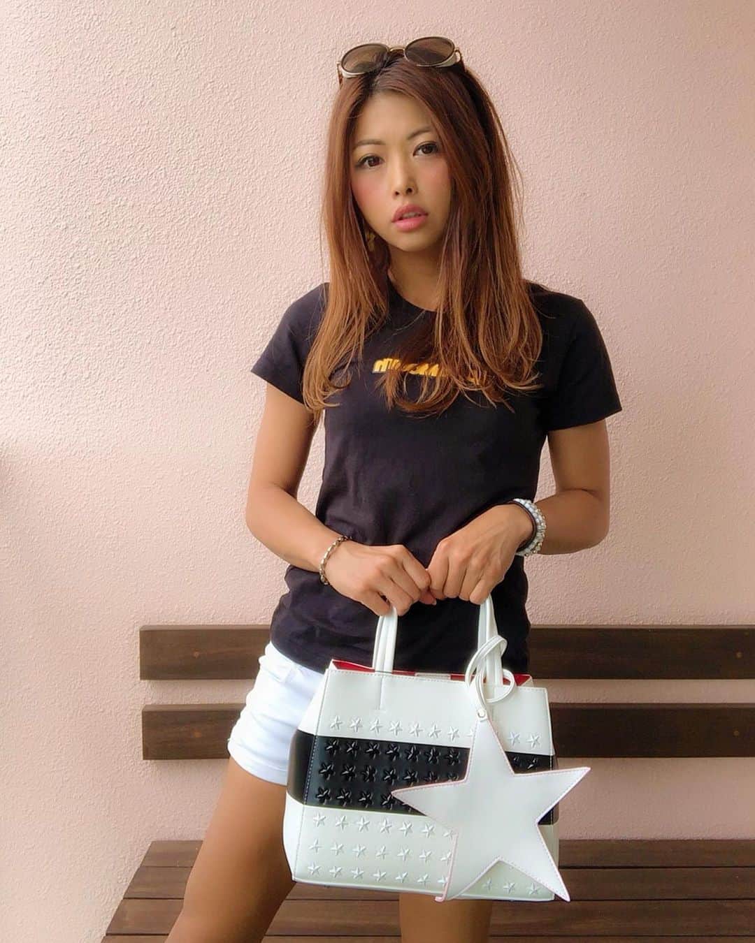 のインスタグラム：「こんにちは🍒 今日の夏コーデ🍒 . Tシャツ @loudmouth_japan_official  @otalmg  バック @trestar_official サングラス @jimmychoo .  #沖縄 #サーフガール #沖縄旅行 #夏 #夏服 #夏コーデ #あおい夏海 #ファッション #メリハリボディ #二の腕 #筋トレ男子#サーフスタイル #サーフィン女子 #今日のコーデ #海コーデ #リゾートコーデ #アラサーコーデ #okinawa #ゴルフ女子 #日焼け #トレーニング女子 #筋肉女子 #筋トレ女子 #晴れ女 #モデル #ショーパン #Tシャツ #夏服」