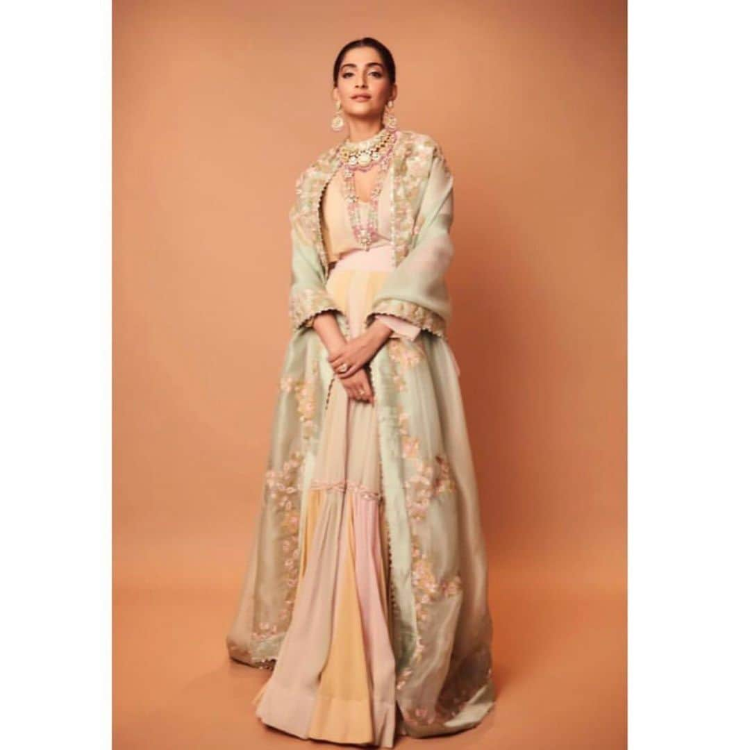 Indianstreetfashionさんのインスタグラム写真 - (IndianstreetfashionInstagram)「Sonam Kapoor serving us some lewks.. ♥️ #indianstreetfashion . . . . #indianfashion #stylefile #indianbride #bridalwear #weddings #bridalfashion #indianweddings #ethnic #traditional #potd #couture #designer #glamour  #photography #fashionphotography #ootd #bridalinspo #sangeet #mehendi . . .  #weddingblogger #fashionblogger #indianblogger #dubaiblogger #londonblogger #celebstyle」5月17日 12時16分 - indianstreetfashion