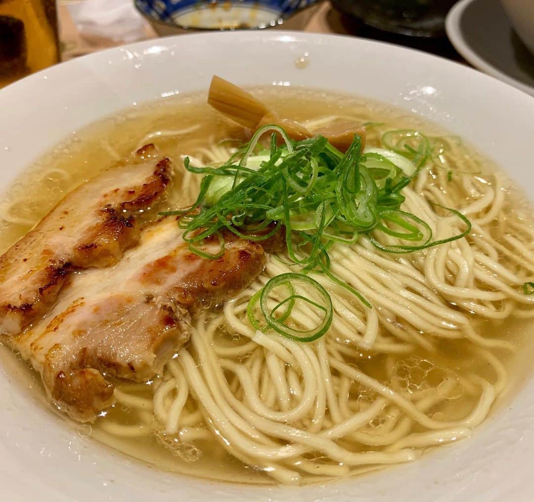 本谷亜紀さんのインスタグラム写真 - (本谷亜紀Instagram)「個室でラーメン飲み会🍻しかもリーズナブル🥺四谷三丁目の灯花繚乱の12名まで入れる個室を貸し切って会社のラーメン部で飲み会🤗ラーメンはもちろん、ラーメン以外のおつまみも沢山😳しかも、飲み放題は自分たちで個室に完備された冷蔵庫から出すからついつい飲みすぎちゃうね😆全部で5千円❗️ ㅤㅤㅤㅤㅤㅤㅤㅤㅤㅤㅤㅤㅤ 担々麺、汁無し麺、塩ラーメン、醤油ラーメン、混ぜそば、写真はないけど限定の熊本ラーメンもありました❗️数日前に予約は必須❗️きになる方は是非問い合わせてみて💪それとラインブログ始めました🎁ラインブログに詳しく書いてます❗️ ㅤㅤㅤㅤㅤㅤㅤㅤㅤㅤㅤㅤㅤ 明日は誕生日🎉今日は22時半からカウントダウン17配信するよ🤭 #灯花繚乱 #四谷三丁目ランチ #ラーメン #らーめん #拉麺 #라면#ramen#noodle  #つけ麺 #まぜそば #汁なし #麺 #麺活 #ラーメン巡り #ラーメンインスタグラマー #麺スタグラム #rameninstagramer  #travel #foodie #17ライブ」5月17日 12時17分 - akichi0518_ramen