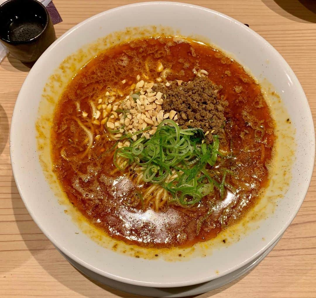 本谷亜紀さんのインスタグラム写真 - (本谷亜紀Instagram)「個室でラーメン飲み会🍻しかもリーズナブル🥺四谷三丁目の灯花繚乱の12名まで入れる個室を貸し切って会社のラーメン部で飲み会🤗ラーメンはもちろん、ラーメン以外のおつまみも沢山😳しかも、飲み放題は自分たちで個室に完備された冷蔵庫から出すからついつい飲みすぎちゃうね😆全部で5千円❗️ ㅤㅤㅤㅤㅤㅤㅤㅤㅤㅤㅤㅤㅤ 担々麺、汁無し麺、塩ラーメン、醤油ラーメン、混ぜそば、写真はないけど限定の熊本ラーメンもありました❗️数日前に予約は必須❗️きになる方は是非問い合わせてみて💪それとラインブログ始めました🎁ラインブログに詳しく書いてます❗️ ㅤㅤㅤㅤㅤㅤㅤㅤㅤㅤㅤㅤㅤ 明日は誕生日🎉今日は22時半からカウントダウン17配信するよ🤭 #灯花繚乱 #四谷三丁目ランチ #ラーメン #らーめん #拉麺 #라면#ramen#noodle  #つけ麺 #まぜそば #汁なし #麺 #麺活 #ラーメン巡り #ラーメンインスタグラマー #麺スタグラム #rameninstagramer  #travel #foodie #17ライブ」5月17日 12時17分 - akichi0518_ramen