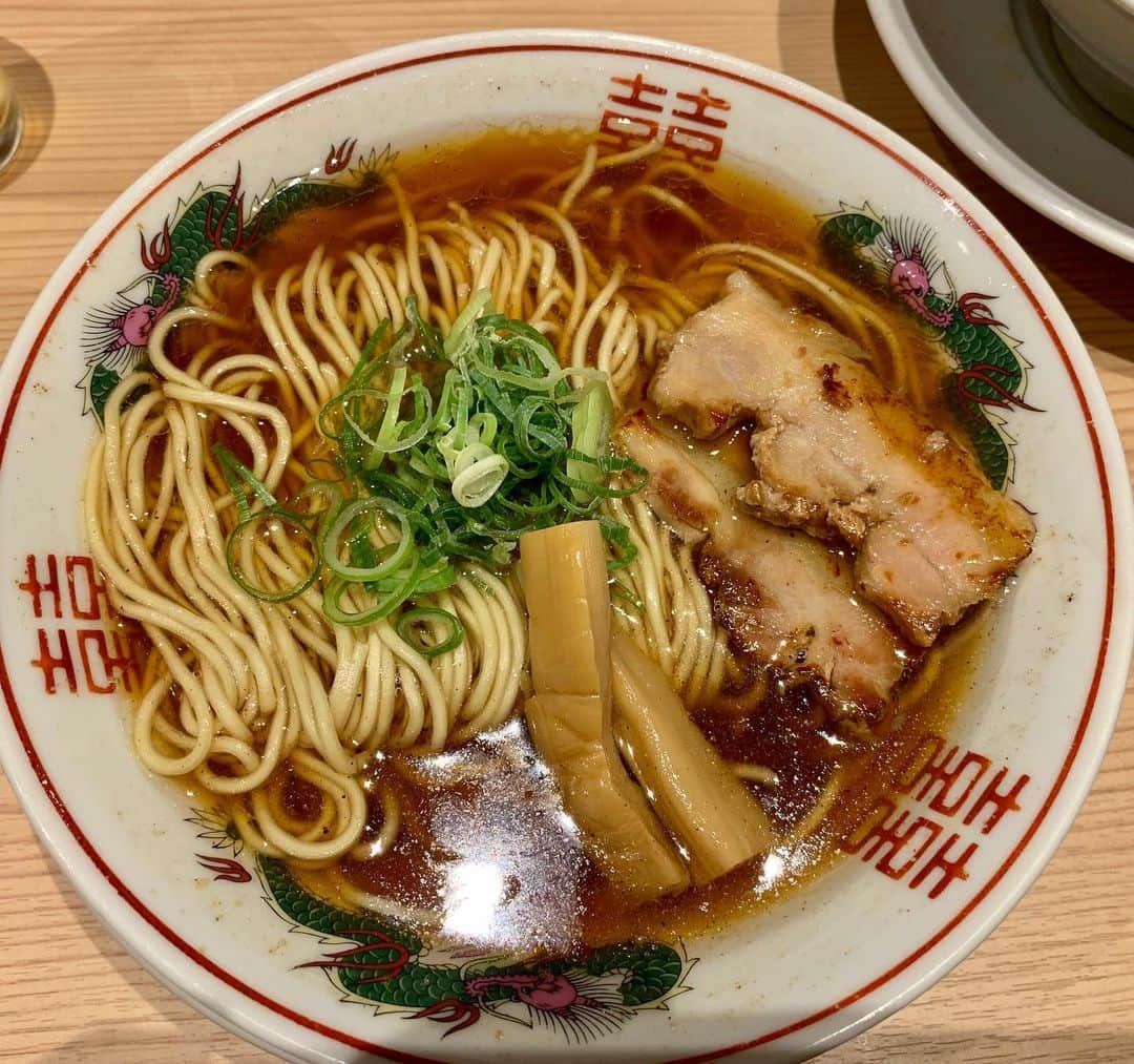 本谷亜紀さんのインスタグラム写真 - (本谷亜紀Instagram)「個室でラーメン飲み会🍻しかもリーズナブル🥺四谷三丁目の灯花繚乱の12名まで入れる個室を貸し切って会社のラーメン部で飲み会🤗ラーメンはもちろん、ラーメン以外のおつまみも沢山😳しかも、飲み放題は自分たちで個室に完備された冷蔵庫から出すからついつい飲みすぎちゃうね😆全部で5千円❗️ ㅤㅤㅤㅤㅤㅤㅤㅤㅤㅤㅤㅤㅤ 担々麺、汁無し麺、塩ラーメン、醤油ラーメン、混ぜそば、写真はないけど限定の熊本ラーメンもありました❗️数日前に予約は必須❗️きになる方は是非問い合わせてみて💪それとラインブログ始めました🎁ラインブログに詳しく書いてます❗️ ㅤㅤㅤㅤㅤㅤㅤㅤㅤㅤㅤㅤㅤ 明日は誕生日🎉今日は22時半からカウントダウン17配信するよ🤭 #灯花繚乱 #四谷三丁目ランチ #ラーメン #らーめん #拉麺 #라면#ramen#noodle  #つけ麺 #まぜそば #汁なし #麺 #麺活 #ラーメン巡り #ラーメンインスタグラマー #麺スタグラム #rameninstagramer  #travel #foodie #17ライブ」5月17日 12時17分 - akichi0518_ramen