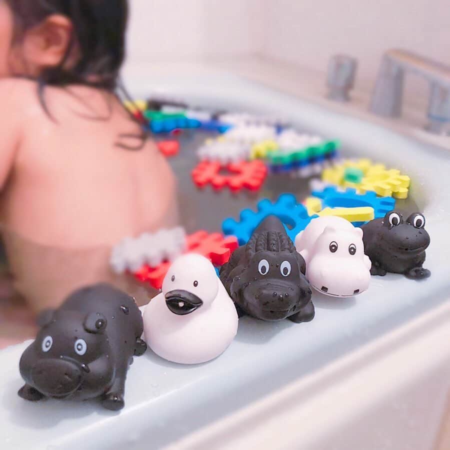 3COINSさんのインスタグラム写真 - (3COINSInstagram)「❋❋ NEW ❋❋﻿ ﻿ お風呂で遊べるKIDSアイテムが多数入荷しております！﻿ プチプラでお風呂のおもちゃが手に入るのは嬉しいですね✩.*˚﻿ モノトーンなアイテムもあるのでバスインテリアにこだわってる方にもオススメ！﻿ ﻿ ベルモール宇都宮店のtomomi( @3coins_bellutsunomiya.tomomi )の投稿で詳しくチェック！﻿ ﻿ ※こちらのアイテムは店舗により入荷状況が異なります。 お問い合わせは各店舗までお願い致します。 . ✎︎＿＿＿＿＿＿＿＿＿＿＿＿＿＿＿＿＿＿＿＿＿﻿ ﻿ 親子で楽しめちゃう♪♪﻿﻿ バスアイテムが入荷しました～🛁🚿﻿﻿ ﻿﻿ ﻿﻿ こちらのアニマル達、、﻿﻿ 一体なんだと思いますか？？🐖🐬🐊🐤﻿﻿ ﻿﻿ ﻿﻿ ﻿﻿ 実は水鉄砲なんです！✨﻿﻿ ﻿﻿ 口から水をぴゅーっと出すことが出来ちゃいます♡﻿﻿ ﻿﻿ シリコン製で柔らかく軽い素材なので、湯船に浮かばせて遊んだりも出来ますよ♪♪﻿﻿ ﻿﻿ 5個セットで300円はお得⭐﻿﻿ ﻿﻿ ﻿﻿ お風呂Timeが楽しくなりますねっ♪♪﻿﻿ ぜひご覧下さい！﻿﻿ ﻿﻿ ﻿﻿ ✔シリコン水鉄砲 ￥300+tax﻿﻿ ﻿﻿ ﻿﻿ ﻿﻿ お風呂に浮かばせたり、壁に貼って楽しく学べちゃう♪♪﻿﻿ 『ひらがなパズル&アルファベットパズル』 ￥500+tax﻿﻿ 中の文字もくり抜いて遊べますよ☝️﻿﻿ ﻿﻿ ﻿﻿ お風呂で遊ぶおもちゃを収納出来ちゃう♪♪﻿﻿ 『バスコーナー収納』 ￥300+tax﻿﻿ 3箇所に吸盤がついているので壁に貼り付ければ場所もとらないのでとっても便利です⭐﻿﻿ ﻿﻿ ﻿﻿ デザインもとっても可愛いのできっと喜んで遊んでくれるはず♡♡﻿﻿ ぜひお子様と楽しく遊んでみてくださいね︎💕︎﻿﻿ ﻿﻿ ﻿﻿ ﻿﻿ ﻿﻿ ※店舗によって在庫が違うので店舗にお問い合わせください﻿﻿ ﻿﻿ #3coins #3coins新商品 #スリコ #スリーコインズ #新商品#栃木#栃木県#宇都宮#宇都宮市#宇都宮駅#宇都宮ベルモール#ベルモール #プチプラ #雑貨#生活雑貨 #お風呂 #お風呂グッズ #お風呂アイテム #kids #キッズ #bathroom #bath #バスグッズ #お風呂おもちゃ#ひらがなパズル #アルファベットパズル #アヒル #パンダ #お風呂収納」5月17日 12時17分 - 3coins_official