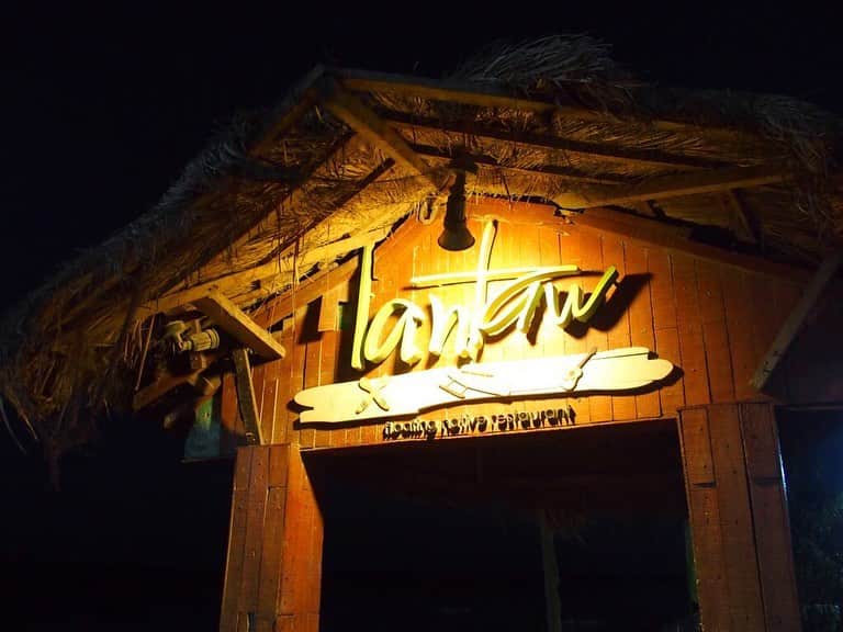 朝日放送「朝だ！生です旅サラダ」さんのインスタグラム写真 - (朝日放送「朝だ！生です旅サラダ」Instagram)「@aiaoki_official  人気の #水上レストラン でディナー🍽💙 水辺なのでふわっと吹く風がとっても心地良い☺️ ここのレストランの看板メニューを注文しました😙🥥 ココナッツが器になっていて、それだけでテンションがあがる私🤤🥥💚 見た目も素敵ですが、シーフードとお野菜がこれでもか！というくらいたっぷり入っていて、食べ応えも抜群です👍🏻💕 #ココナッツミルク で煮込んであるので、ほんのり甘くて、でもなぜかごはんが食べたくなる不思議な味🍚🍚🍚 夜景を見ながら南国を感じることのできる美味しい食事、最高でした😋❤️ _ #海風 #心地良い #海に浮かぶレストラン #郷土料理 #ランタウフローティングネイティブレストラン #LantawFloatingNativeRestaurant #フィリピン #Philippines _ #ABCテレビ #朝日放送テレビ #朝だ生です旅サラダ #旅サラダ #旅サラダガールズ  #青木愛 #土曜 #あさ8時 #シンクロ 今は #アーティスティックスイミング #元日本代表 #海外 #旅  #travel #trip — 場所: Lantaw Floating Native Restaurant」5月17日 12時21分 - tabisalad