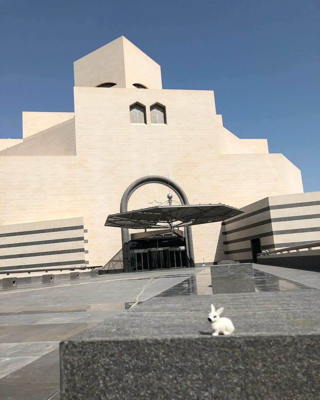 KAWSONEさんのインスタグラム写真 - (KAWSONEInstagram)「R.I.P. IM Pei #IMPei @qatar_museums  My daughter was so excited when I showed her this picture of her toy in front of this building...」5月17日 12時25分 - kaws