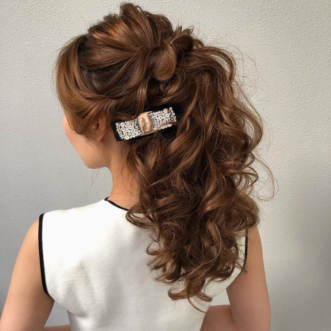 Tomoyo Kitamuraさんのインスタグラム写真 - (Tomoyo KitamuraInstagram)「先日のお客様。 ふわっとゆるっと高めポニー。  #ヘアメイク #ヘアセット #ヘアアレンジ #ヘアスタイル #銀座#美容師 #ウェディング#ウェディングヘア #ブライダル#ブライダルヘア #結婚式#プレ花嫁#花嫁#前撮り#着物#浴衣 #シニヨン#ダウン#ダウンスタイル#編み込み#ヘアメイクリハーサル #bride#bridehair#bridal#updo#upstyle」5月17日 12時25分 - tmy_o3.pugmi