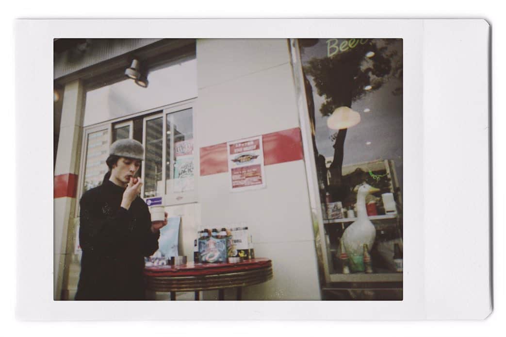 栗原類さんのインスタグラム写真 - (栗原類Instagram)「休演日の時見つけたいい感じのカフェで。日本ぽくない感じの場所皆はまっていた。#ヴェイプ #vape #vapepipe」5月17日 12時34分 - louis_kurihara