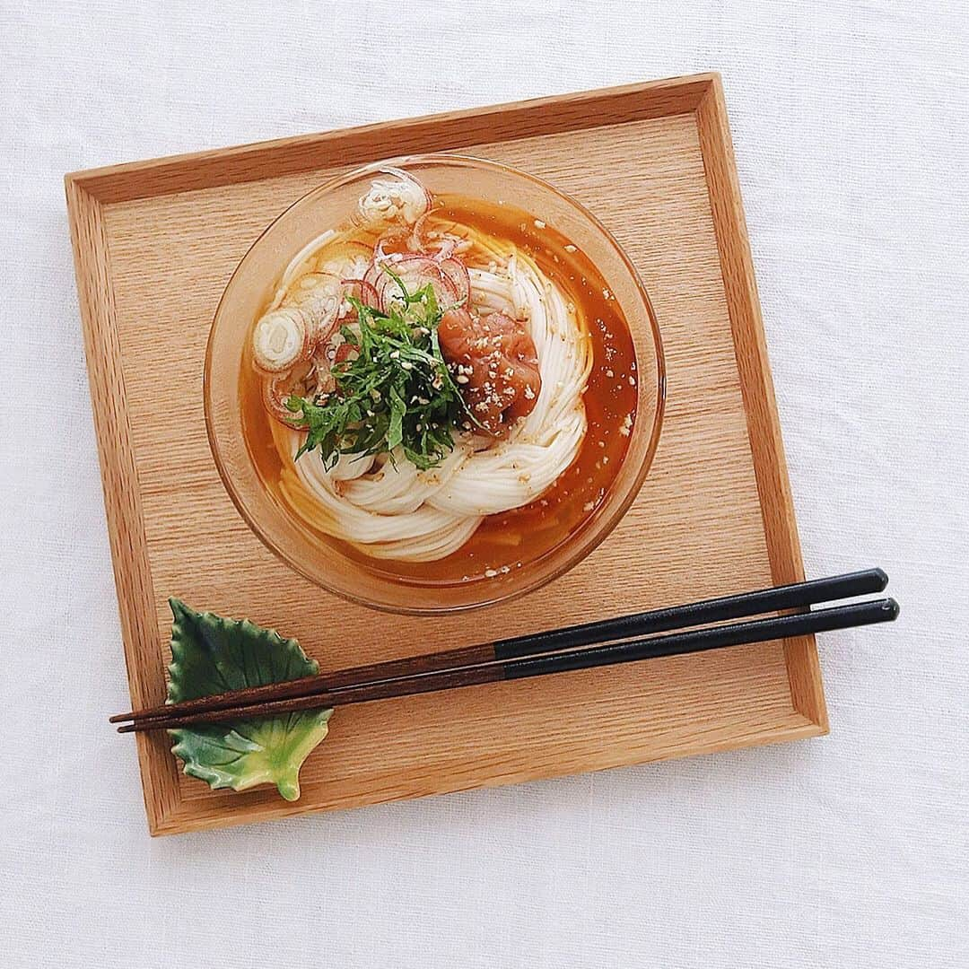 樋口正樹さんのインスタグラム写真 - (樋口正樹Instagram)「Somen noodles . 素麺で昼ごはん。 冷たい鰹だしに、 梅、大葉、茗荷。 . KINOKUNIYAで 買った三輪素麺。 三つ編した束が 気になりまして。 美しいのですが、 熱湯で茹でると 束はほぐれます。 三つ編キープは 無理なのかしら？ できたとしても 味はたぶん微妙？ . . #素麺 #そうめん #夏麺 #三輪素麺 #三輪そうめん #Somennoodles #Somen #noodles #japanesefood #cooljapan」5月17日 12時45分 - higuccini