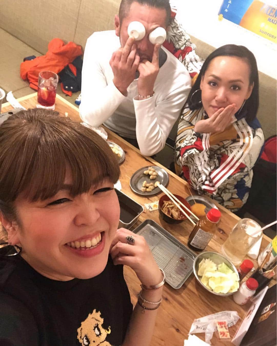 串カツ田中さんのインスタグラム写真 - (串カツ田中Instagram)「. @angelcolor.miki さんより . はしごでのご来店ありがとうございます！ . お腹ぺこぺこさんにはもちろんですが、お酒メニューも充実＆お得な串カツ田中☆お酒好きさんにはきっと喜んでいただけると思います♪ ------------------------------------------------------ 今夜は長崎ウラ活帰りの広島人、 麻紀ちゃんローズちゃんとごはんーーー。 おつかれさまでした！！！ ご近所の弐ノ弐と串カツ田中のはしごです♡ おもてなし感はないけれどソウルフード的な 美味しさと楽しさで大満喫♡ ------------------------------------------------------ . みなさんも #串カツ田中 で投稿してみてくださいね。投稿いただいた素敵なお写真を、串カツ田中の公式アカウントでご紹介させていただいております！ . . #串カツ#串カツ田中#2度付け禁止#揚げたて#大阪伝統の味#串カツ#ソース#食べ物グラム#食べ歩き#グルメ#安い#グルメ好きな人と繋がりたい#グルメ巡り#コスパ最高#お得#お得に#また行きたい#パーティー#飲み会#二次会#お酒好きな人と繋がりたい#安い居酒屋#大衆酒場#ハイボール#飲んべえ#お酒大好き#お酒#お酒好き女子#飲み会#朝までハシゴの旅」5月17日 12時38分 - kushikatsu_tanaka