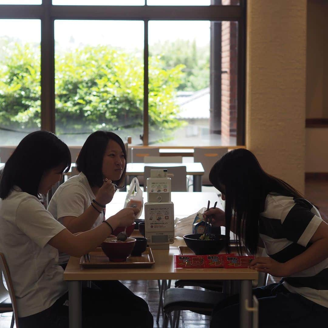 福岡女子短期大学さんのインスタグラム写真 - (福岡女子短期大学Instagram)「@福岡女子短期大学 . 5/17（金）今日はお昼の時間に学生食堂にお邪魔しました。小鉢(50円)が大人気でした🍒 . #福岡女子短期大学 #福女短 #学食 #学生食堂 #名物メニュー #ランチ #ランチタイム #お昼ご飯 #昼ごはん #福岡ランチ  #ご飯 #福女短スナップ #ランチメニュー #美味しい #福岡グルメ #ともだち #トモダチ #短大生 #女子大生 #大学生 #大学生コーデ #何食べよう #ランチ好き #食べるの大好き #写真で伝えたい私の世界 #ベストショット #私が紡ぐ物語  #その瞬間に物語を #日常の風景」5月17日 12時41分 - fukuoka_wjc