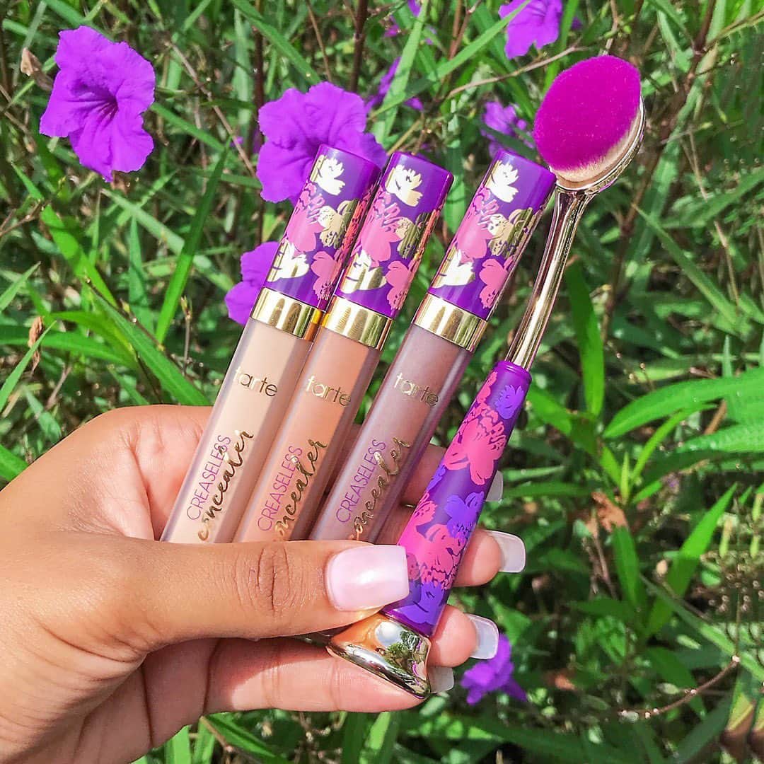 Tarte Cosmeticsさんのインスタグラム写真 - (Tarte CosmeticsInstagram)「Here's how to achieve a flawless finish with our #vegan creaseless undereye concealer + creaseless concealer brush: 🌸apply one swipe of concealer to the inner half of the undereye area, focusing on where the darkness is (a little goes a LONG way!) 🌸blend outward with brush  This waterproof formula completely covers dark circles without looking chalky, cakey, or mask-like! @sephora #crueltyfree #flowerpowered #matchmakermagic #morethanmaracuja #veganbeauty」5月17日 12時53分 - tartecosmetics