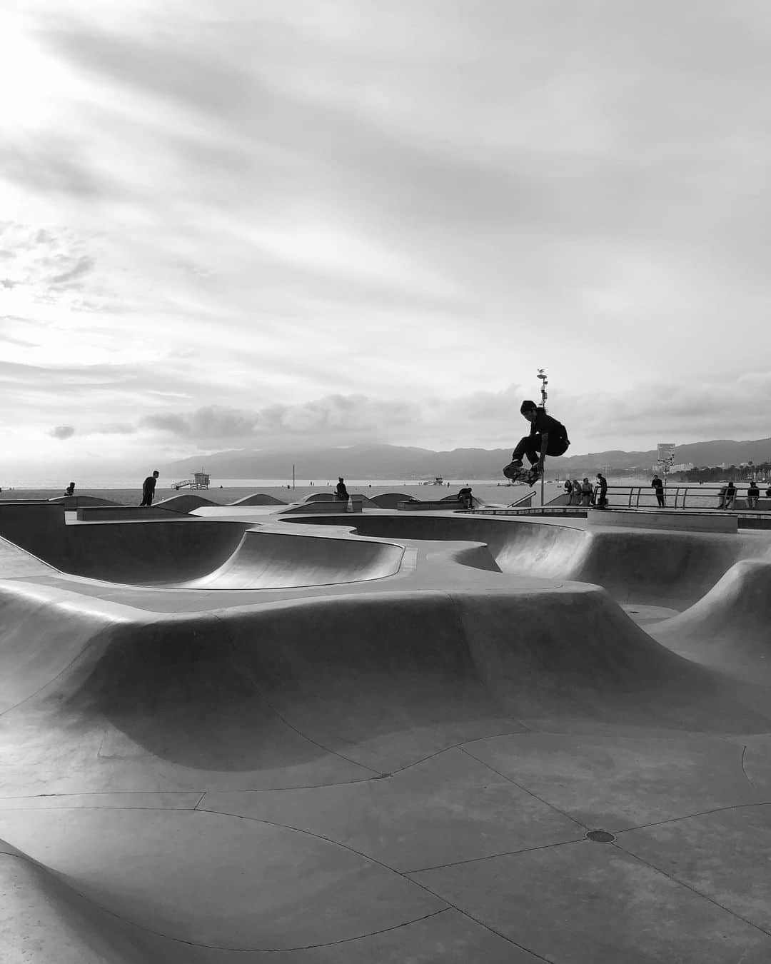 ユ・ヨンソクのインスタグラム：「#LA #santamonica #venicebeach #혼자놀기 #생존신고」