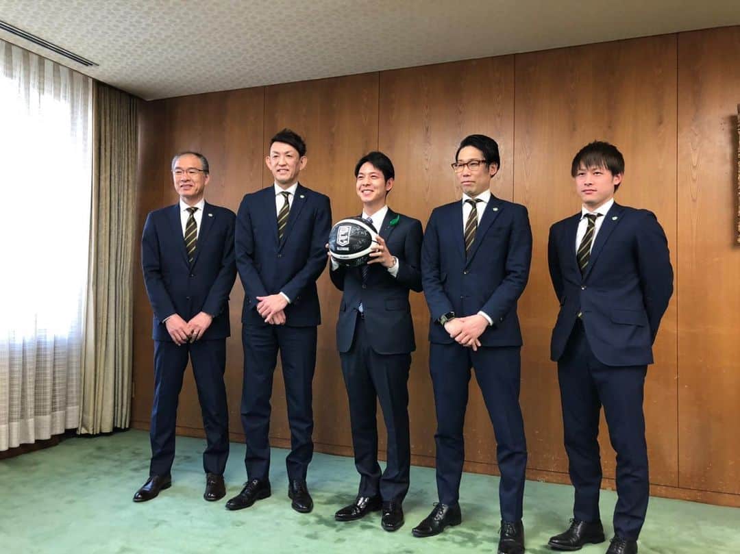 のインスタグラム：「表敬訪問してきました。 今シーズンも沢山のサポートありがとうございました！ #北海道 #今日のお仕事 #2日連続スーツ」