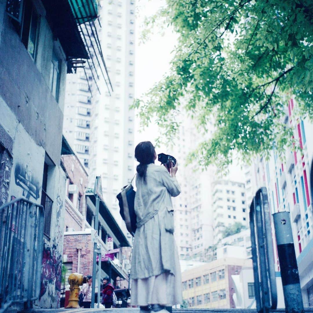 ゆうゆのインスタグラム：「.﻿﻿﻿﻿ 2019.05.17﻿﻿ ﻿﻿﻿﻿ ﻿﻿﻿﻿ gᵒᵒᒄ ᵅfᵗᵉʳᐢᵒᵒ ᐢ +*..。﻿﻿ ﻿﻿﻿﻿ ﻿﻿﻿﻿ 旅友と3月は香港で合流﻿ そして今回はハングルの国で(^^) ﻿﻿ ﻿ 案の定peach機材遅れのアナウンスが﻿﻿ 流れていますがっ… ﻿﻿ ﻿﻿ ﻿﻿﻿﻿ ﻿﻿﻿﻿ *・゜゜・*:.。..。.:*・゜・*:.。. .。.:*・゜・**・゜゜・*﻿﻿ .﻿﻿﻿﻿ ﻿﻿#写真は香港﻿ #中環﻿ #yuyu_hongkong ﻿ #暮らすように旅をする﻿﻿﻿﻿ #rolleiflex28f﻿﻿﻿﻿ #ローライ会﻿﻿﻿﻿ #hongkong﻿ #アガる香港」