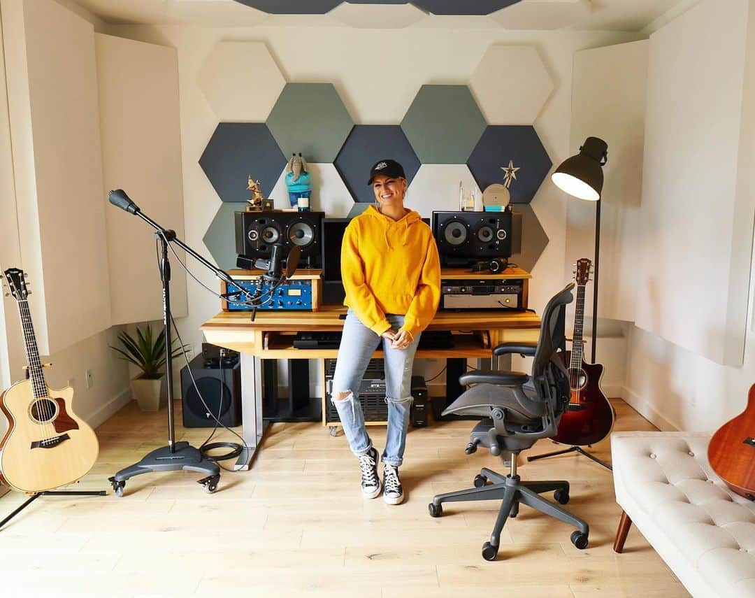 トーライ・ケリーのインスタグラム：「MY HAPPY PLACE😍  thank you @jacobbizmorris & @haverstickdesigns for making my dream studio come to life✨」