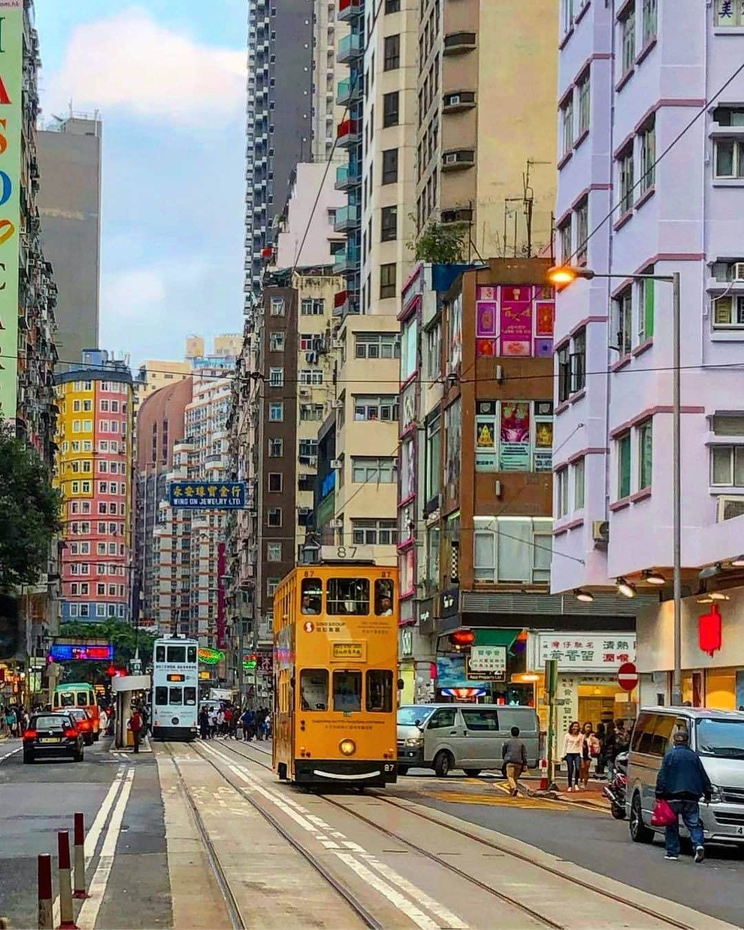 Discover Hong Kongさんのインスタグラム写真 - (Discover Hong KongInstagram)「Get your camera ready for Wan Chai’s colourful streetscapes. 去灣仔得要準備好相機，大拍繽紛街景！ ワンチャイのカラフルな街並みはフォトジェニックそのもの。 📷: @eatravelovegram #DiscoverHongKong #repost」5月17日 13時01分 - discoverhongkong