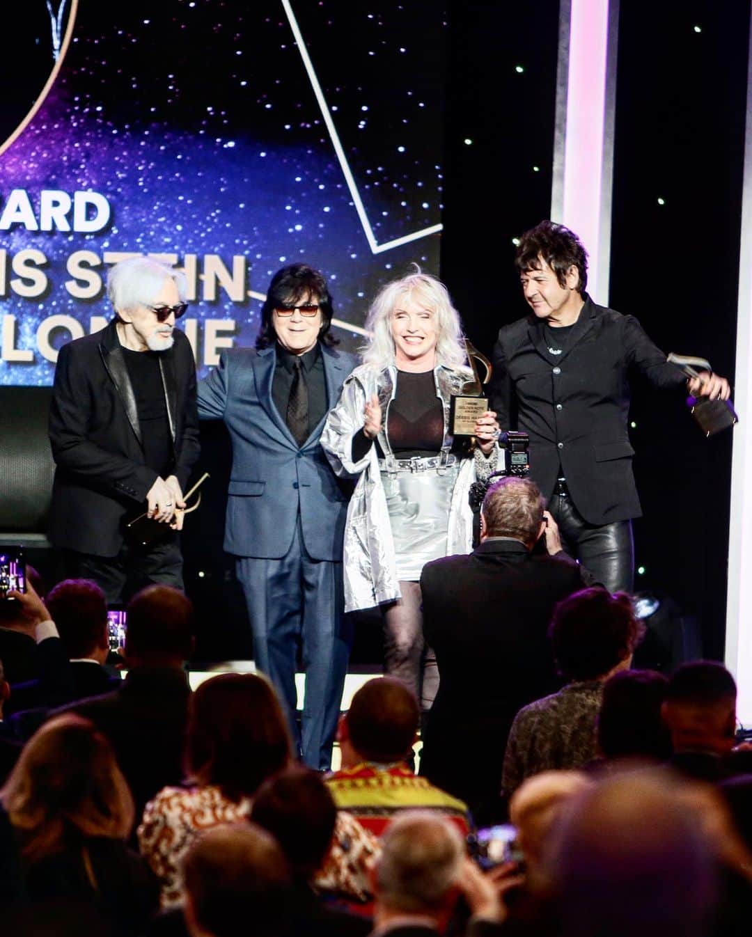 ASCAPさんのインスタグラム写真 - (ASCAPInstagram)「ICONIC MOMENT! Our #ASCAPPOP Golden Note Honorees @blondieoffiical performing #CallMe #LongTime #HeartofGlass at #ASCAPPop!」5月17日 13時12分 - ascap