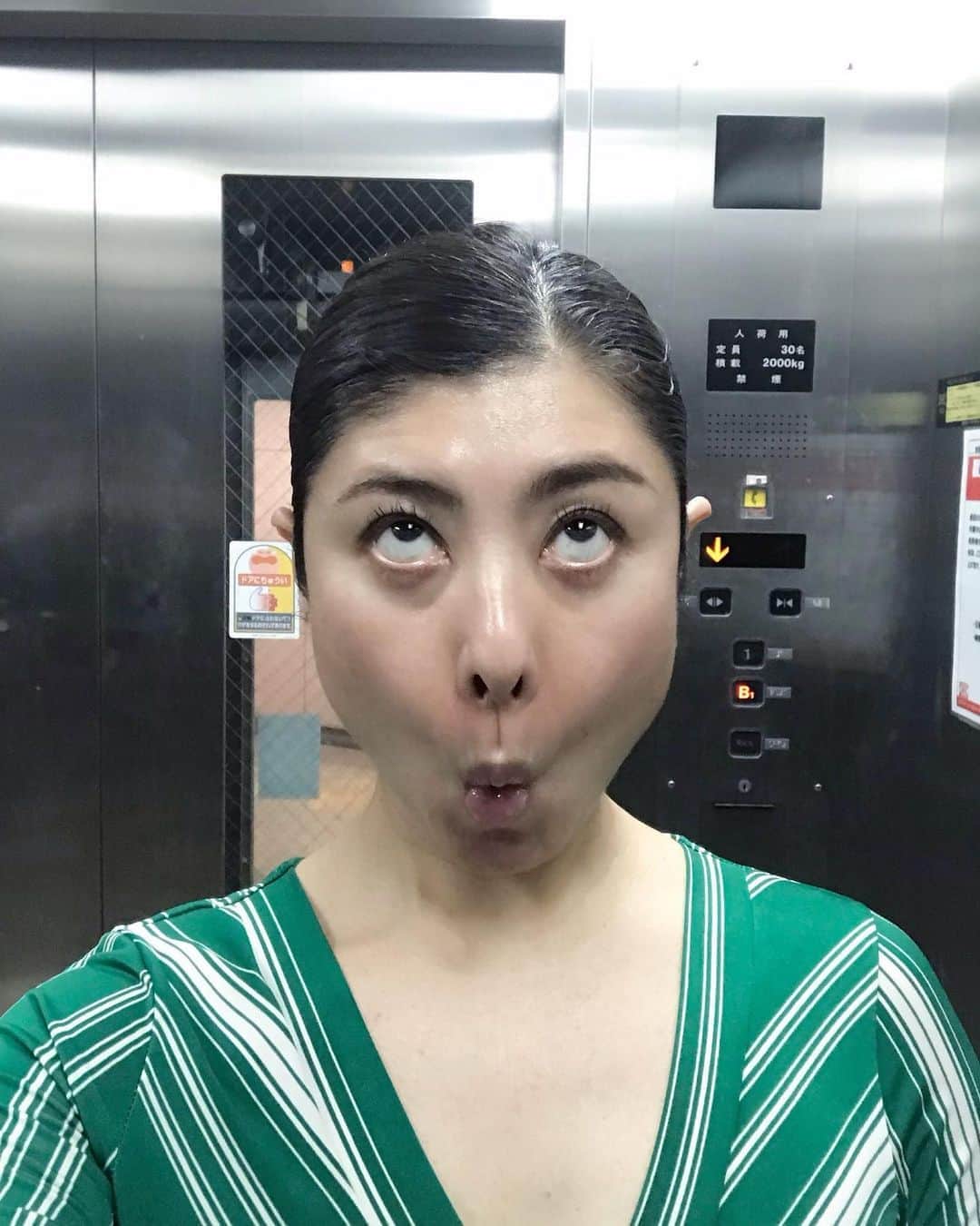 間々田佳子のインスタグラム：「どんなときも…どんな時も…顔ヨガ💕  #間々田佳子 #顔ヨガ #表情筋トレーニング  #表情筋研究家 #仕事で緊張した顔を緩める」