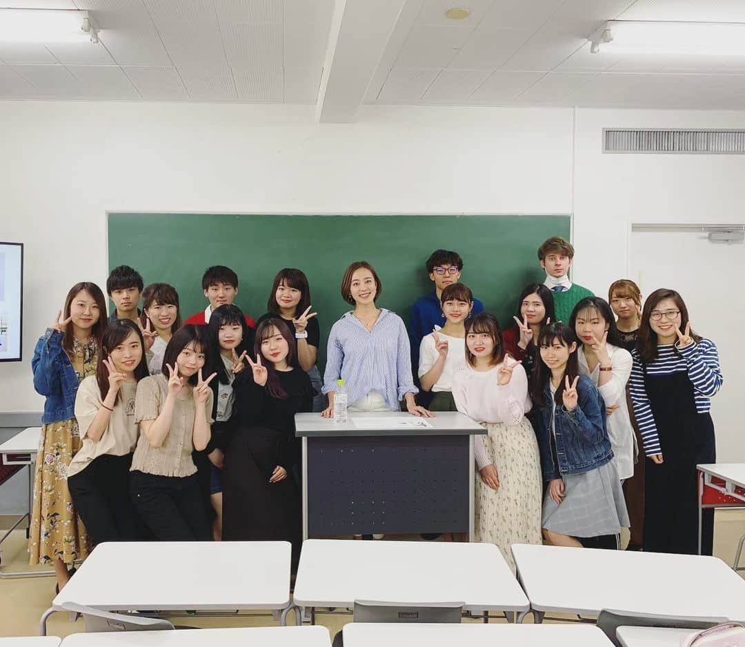 福田樹さんのインスタグラム写真 - (福田樹Instagram)「今年も神田外語学院のゲスト講師をさせて頂きました👩🏻‍🏫 ・ モデル・タレントとして活動する中でみんなに伝えられることをお話させてもらっています✨たまーに脱線した話も🤭💕笑 最初は硬かったみんなも、途中からどんどん質問してくれて最後には笑顔になってくれたので、楽しんでもらえたのかなと嬉しく思います☺️ みんなの未来が明るくハッピーになるお手伝いができていれば幸いです🎵 ・ 生徒さん達、先生、ありがとうございました🙌 ・ #神田外語学院 #kifl #ゲスト講師 #特別講師 #👩‍🏫 #モデル #タレント #講師 #teacher #guest #model #talent #tvpersonality #mc #speak #happy #thankyou #青が好き」5月17日 13時15分 - itsukifukuda