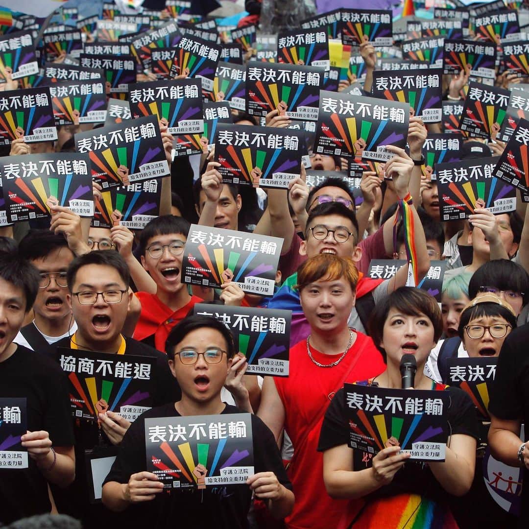 NBC Newsさんのインスタグラム写真 - (NBC NewsInstagram)「Same-sex marriage supporters gather outside the Legislative Yuan in Taipei, #Taiwan. Taiwan's Constitutional Court is scheduled to rule on legalizing same-sex #marriage, marking a potential first in Asia. The signs read ''Vote Can't Be Defeated.'' #lgbt . 📷 Chiang Ying-ying / @apnews」5月17日 13時16分 - nbcnews