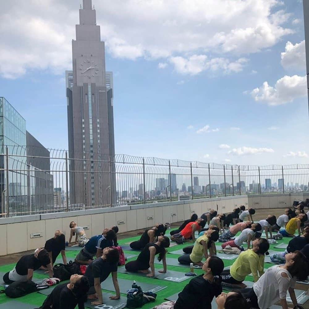 西畑亜美さんのインスタグラム写真 - (西畑亜美Instagram)「✴︎2019.05.16✴︎ WELLBE Festaウェルビーフェスタ- 〜Julier presents ハタヨガフロー〜 レッスン担当させて頂きました🙏 @wellbefield ・ ・ 動画を撮って頂いていたので、折角なので今回動画をUPさせて頂きます。 「自分の話している姿を客観的に見るの大切だよ」と尊敬してやまない方から有難いアドバイスを☝︎˚✧₊⁎ 周りにいつも見守って下さる方や、 こうしてレッスンに参加してくださる方々、プライベートでもお世話になっていながらも、何も言わずに駆けつけて応援してくれる方々が居てくれることに、本当に感謝をしています。 ・ レッスンはお天気にも恵まれて、いつも通りにレッスンをさせて頂きました☺️ 【強くしなやかな軸】 ずっと変わらない私のテーマにしていること。 私自身はどうかな？ もっと強くなりたい、そして柔らくありたい❤️ これからも、皆さんと大好きなヨガの旅が出来たら嬉しいです。 ・ 新宿高島屋で開催されている👇 @wellbefield  #wellbefesta  来週21日火曜日まで開催されています！！ 是非遊びに行かれてみてください☺️ ・ yoga wear 👇 @_julier_  @julier_news . ※写真5・6枚目は ＠julier フレンズの @tonmiyoga とんみ様と遊ぶの巻✨ 二人共 #julier ウェアで、黄色で揃ってhappy♫ ◆julierウェアは、新宿高島屋・日本橋高島屋・池袋西武などにある @b_connect_store にて取り扱いがあります！ 是非足を運んでご試着して見てくださいね☺️ デザインだけでは無く、機能性や着用感も体感してみてください。 ・ ・ special thanks👇 @wellbefield  @b_connect_store  @b_connect.exhibition  @aroma.holic ・  #wellbeing #wellbefield #ウェルビーフィールド #新宿高島屋 #外ヨガ #ヨガ #ヨガイベント #パークヨガ #yoga #yogaevent #yogini #julier #aromaholic #インナー #体幹 #軸 #骨盤底筋 #姿勢改善 #健康 #ヘルシー #bodymake #ヨガインストラクター #ヨガウェア #aromaholic #アロマ #julier #beconect」5月17日 13時17分 - amii0106