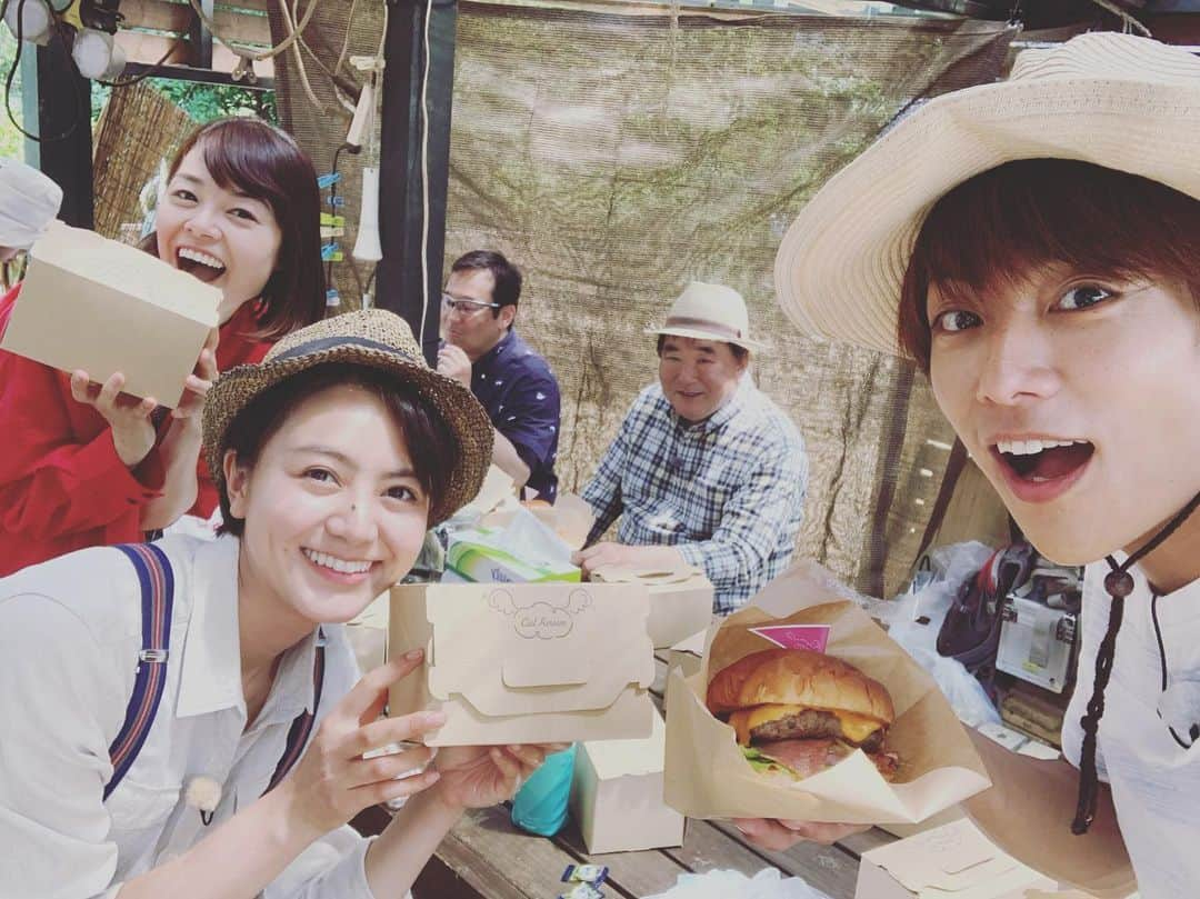 杉浦太陽さんのインスタグラム写真 - (杉浦太陽Instagram)「ロケ弁は！シエルアムール！ ベーコンチーズバーガー🍔 お義母さんのお店(^^) みんな大絶賛でした！！ ありがとうございます😊  美味しくいただきました〜！ #シエルアムール #ChelAmour #お義母さんのお店 #ベーコンチーズバーガー #激ウマ #美味しくいただきました〜！」5月17日 13時23分 - sugiurataiyou_official